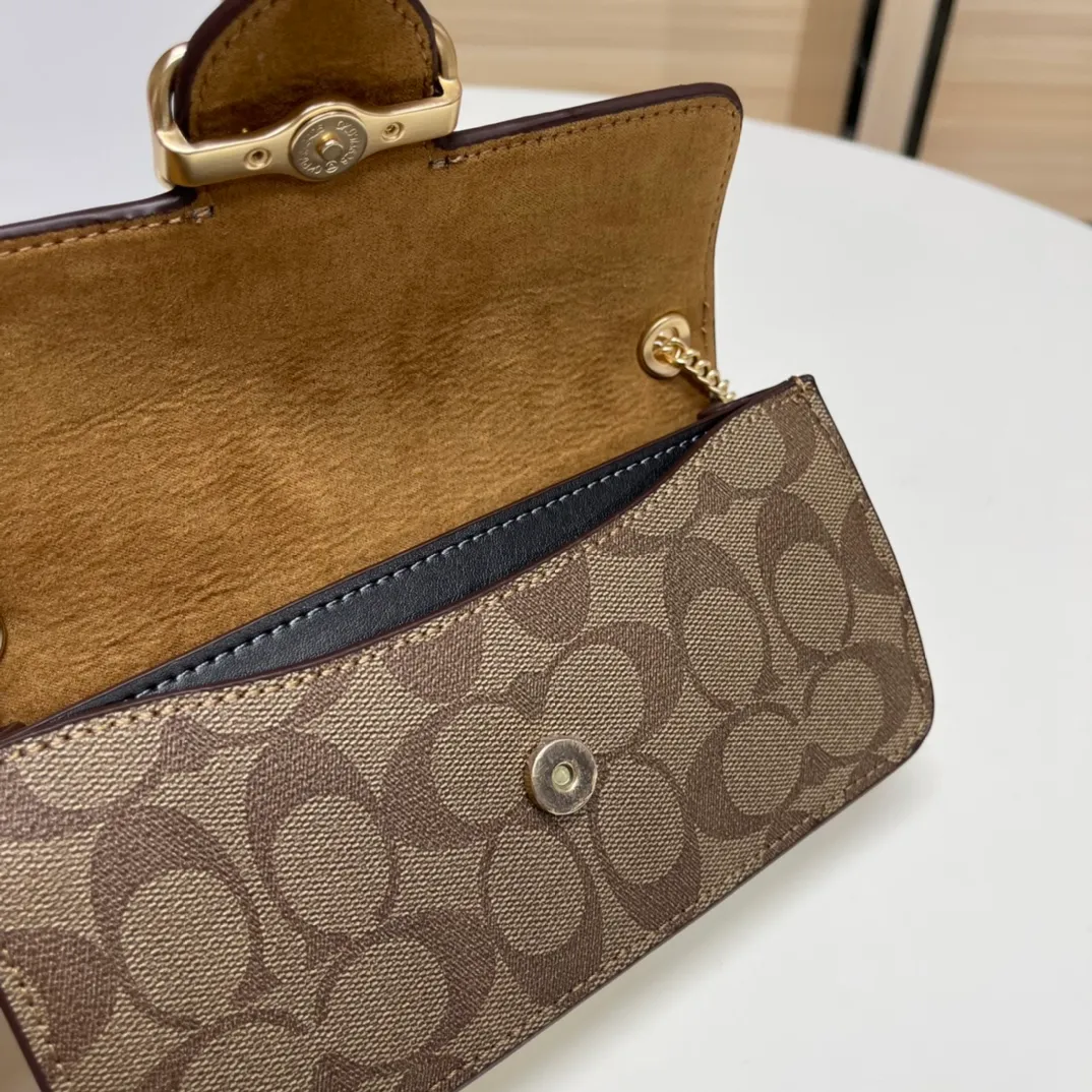 Top original order, batch 420💰New chain bag model CF475 presbyopia brown Morgan series small chain crossbody. My favorite small and portable chain bag. It is enough to carry small things when going out, and there is no problem with mobile phones. Matching: This version and this color match, it can be matched with anything. It is a versatile style! You can’t go wrong with anything. Small and cute. Chain: This is a chain shoulder strap, which can be changed at will, either long and cross-body, or short on the side. You can also use it as an evening bag without the shoulder strap. It’s so beautiful and versatile ~ Size: 20*10*4.5.