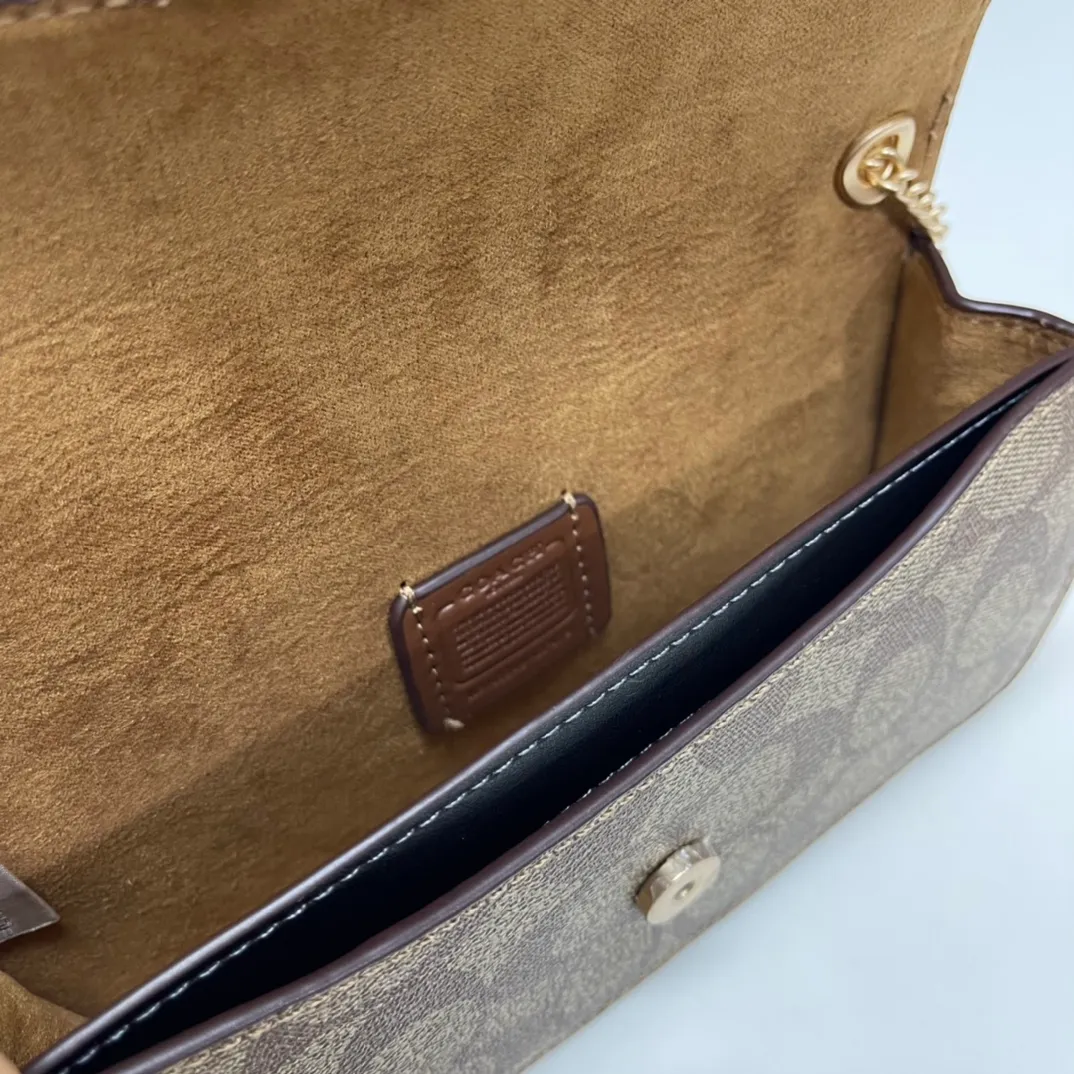 Top original order, batch 420💰New chain bag model CF475 presbyopia brown Morgan series small chain crossbody. My favorite small and portable chain bag. It is enough to carry small things when going out, and there is no problem with mobile phones. Matching: This version and this color match, it can be matched with anything. It is a versatile style! You can’t go wrong with anything. Small and cute. Chain: This is a chain shoulder strap, which can be changed at will, either long and cross-body, or short on the side. You can also use it as an evening bag without the shoulder strap. It’s so beautiful and versatile ~ Size: 20*10*4.5.