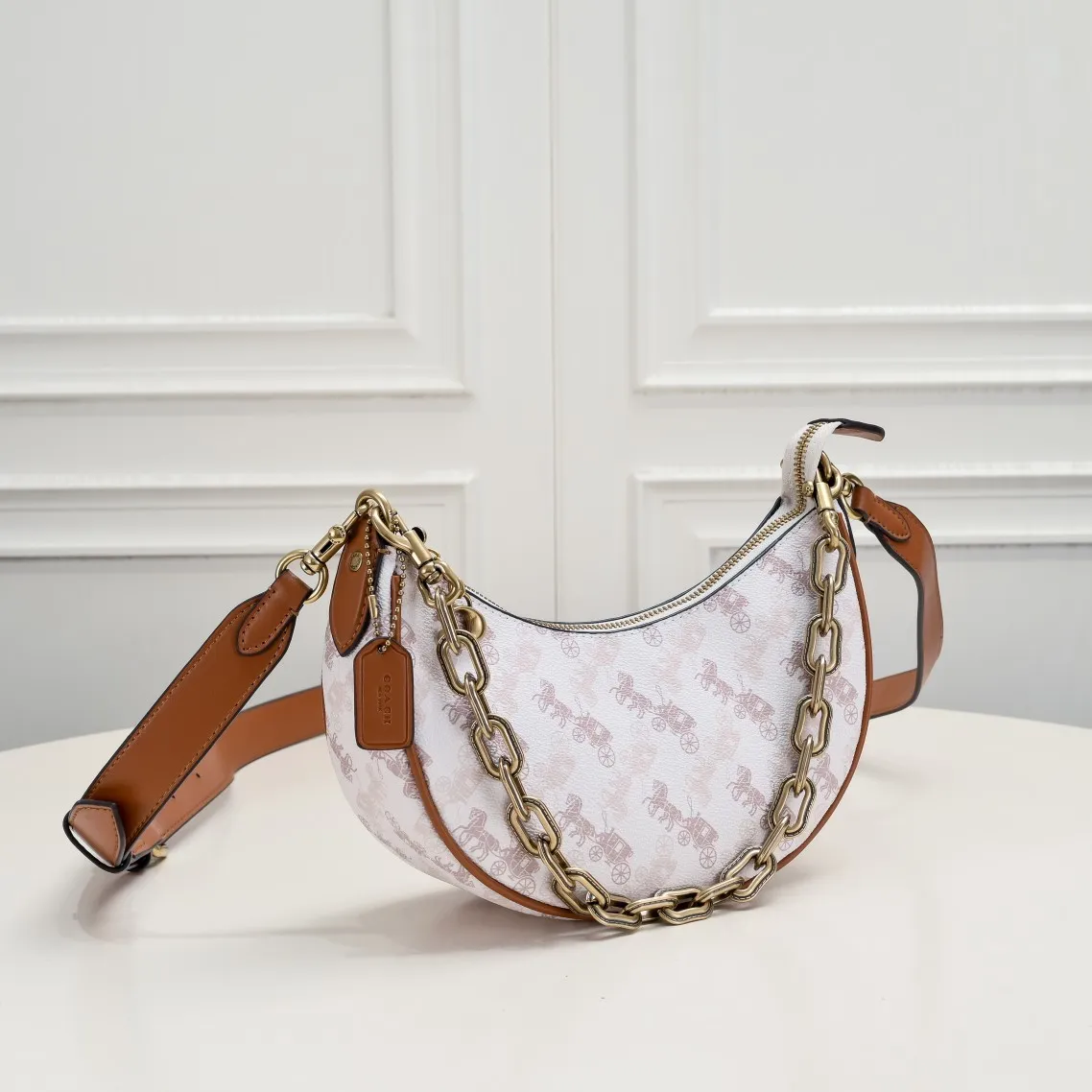 CM584 Kou's new mira crescent bag has a proper temperament on the upper body. It uses a retro brushed brass chain ~ full of texture. The two shoulder straps can be worn cross-body under the arm. You can switch between the two styles at will. Size:23.5*16*6.5cm