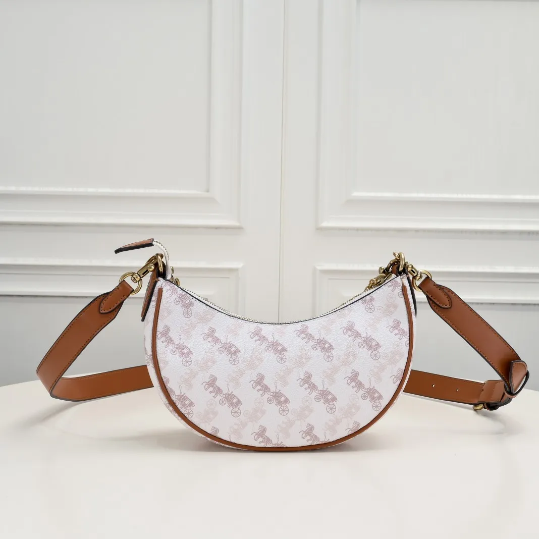 CM584 Kou's new mira crescent bag has a proper temperament on the upper body. It uses a retro brushed brass chain ~ full of texture. The two shoulder straps can be worn cross-body under the arm. You can switch between the two styles at will. Size:23.5*16*6.5cm