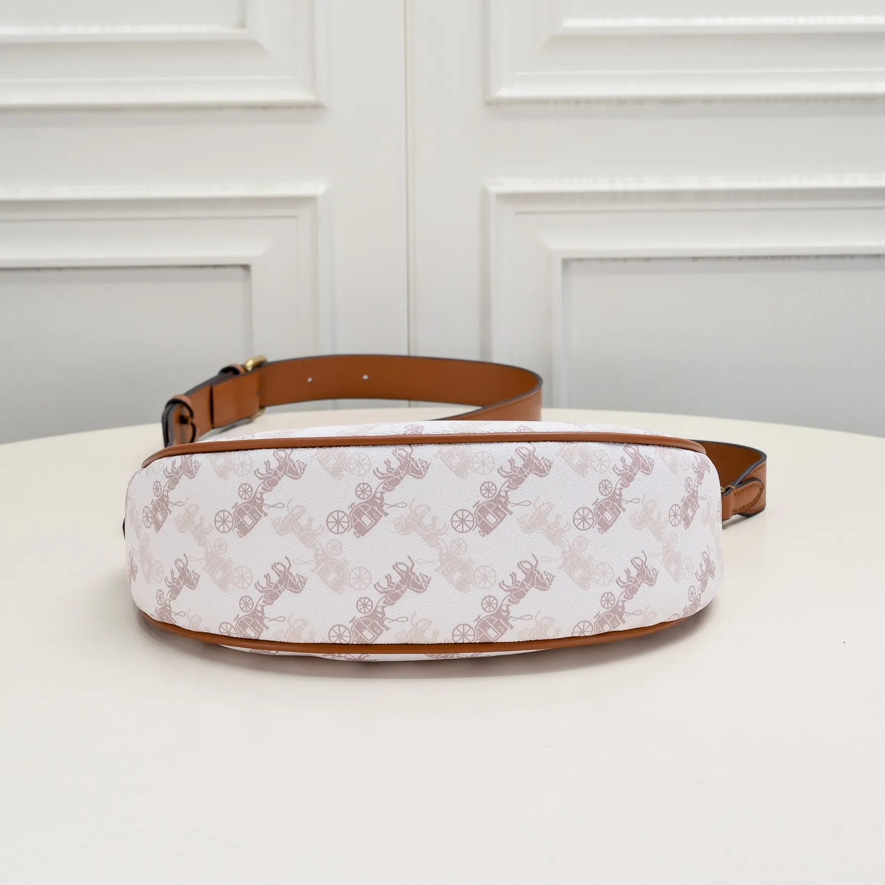 CM584 Kou's new mira crescent bag has a proper temperament on the upper body. It uses a retro brushed brass chain ~ full of texture. The two shoulder straps can be worn cross-body under the arm. You can switch between the two styles at will. Size:23.5*16*6.5cm
