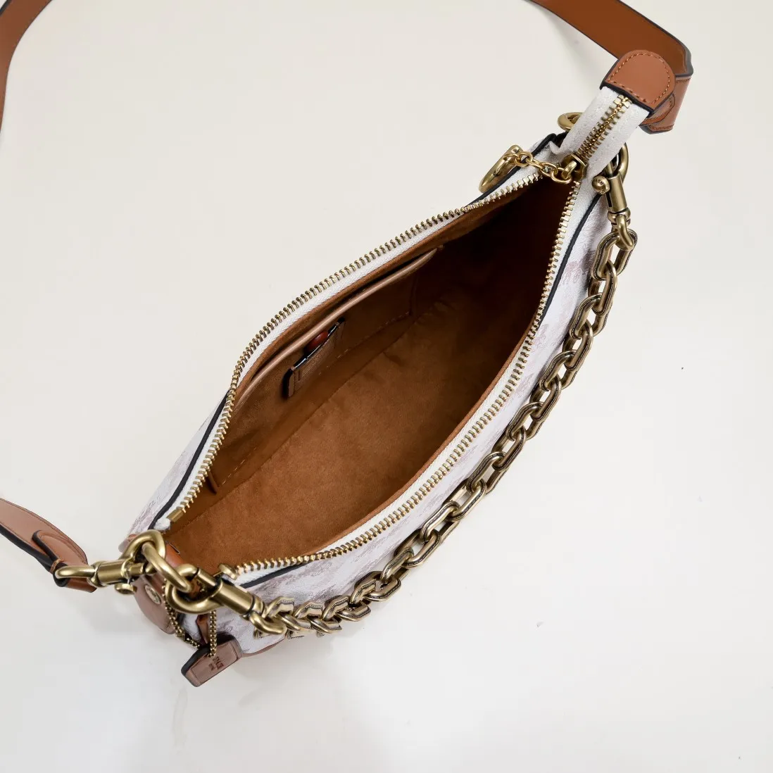 CM584 Kou's new mira crescent bag has a proper temperament on the upper body. It uses a retro brushed brass chain ~ full of texture. The two shoulder straps can be worn cross-body under the arm. You can switch between the two styles at will. Size:23.5*16*6.5cm