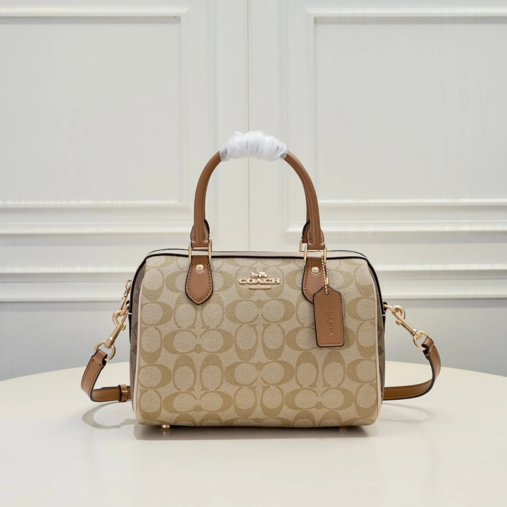 P380 [Top original order] Coach’s new Rowan Boston Large CS185 milk tea new color scheme is really eye-catching, every color is very versatile! The newly upgraded best-selling pillow bag zipper returns to the back again, showing an overall high-end look. It can be carried on the shoulder or cross-body, and the bag has enough space to accommodate daily items. It is easy to carry, looks good and is easy to use! Size: 25*15*12cm