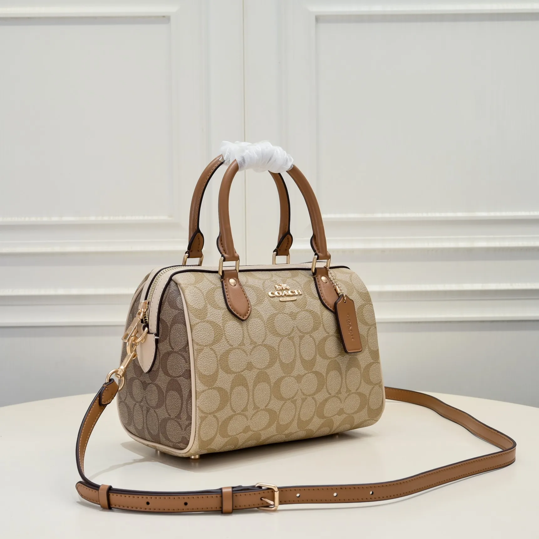P380 [Top original order] Coach’s new Rowan Boston Large CS185 milk tea new color scheme is really eye-catching, every color is very versatile! The newly upgraded best-selling pillow bag zipper returns to the back again, showing an overall high-end look. It can be carried on the shoulder or cross-body, and the bag has enough space to accommodate daily items. It is easy to carry, looks good and is easy to use! Size: 25*15*12cm