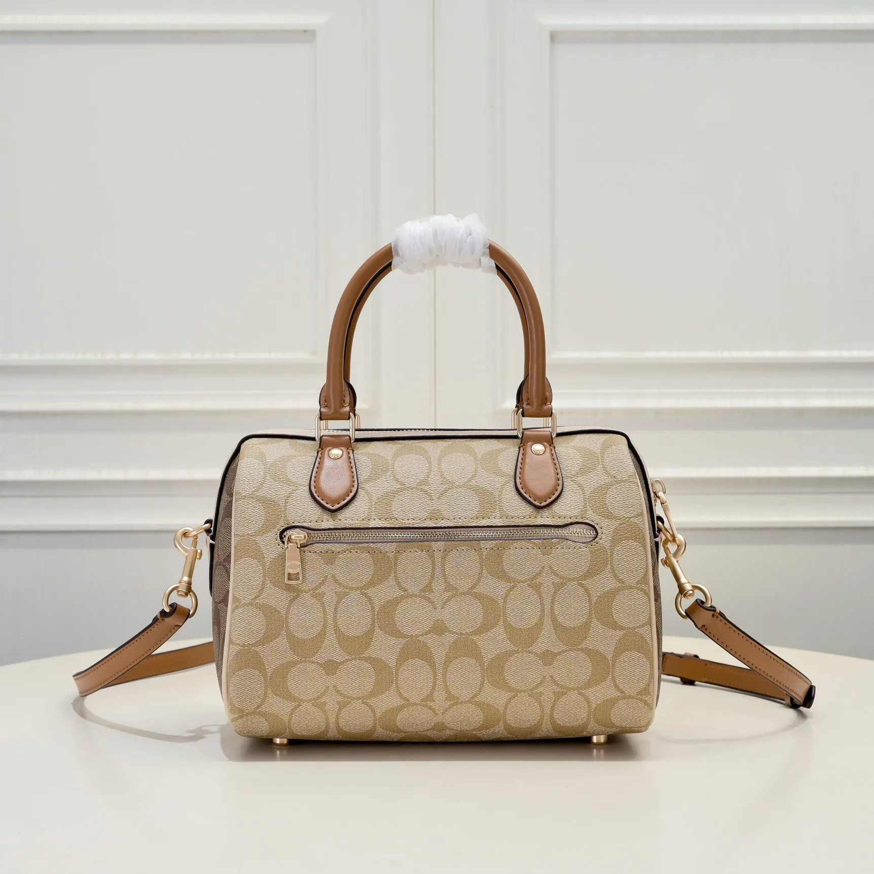 P380 [Top original order] Coach’s new Rowan Boston Large CS185 milk tea new color scheme is really eye-catching, every color is very versatile! The newly upgraded best-selling pillow bag zipper returns to the back again, showing an overall high-end look. It can be carried on the shoulder or cross-body, and the bag has enough space to accommodate daily items. It is easy to carry, looks good and is easy to use! Size: 25*15*12cm