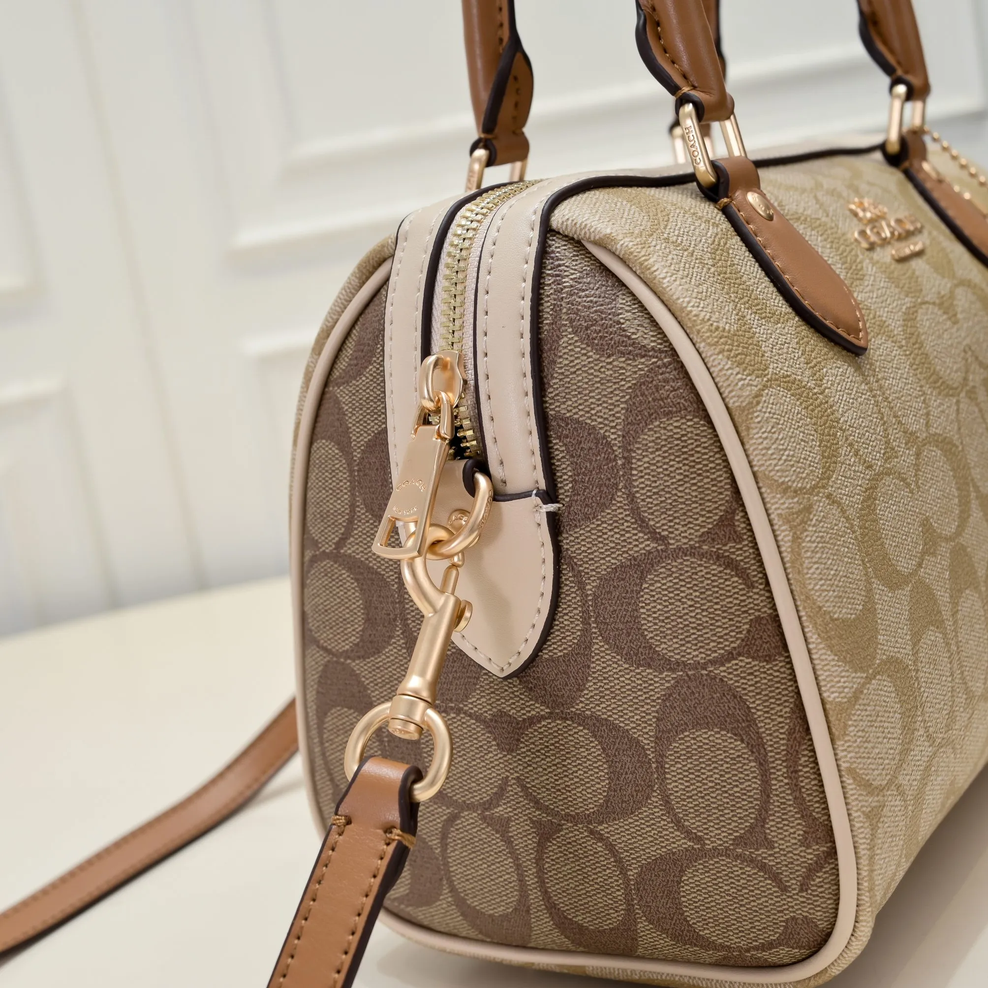 P380 [Top original order] Coach’s new Rowan Boston Large CS185 milk tea new color scheme is really eye-catching, every color is very versatile! The newly upgraded best-selling pillow bag zipper returns to the back again, showing an overall high-end look. It can be carried on the shoulder or cross-body, and the bag has enough space to accommodate daily items. It is easy to carry, looks good and is easy to use! Size: 25*15*12cm