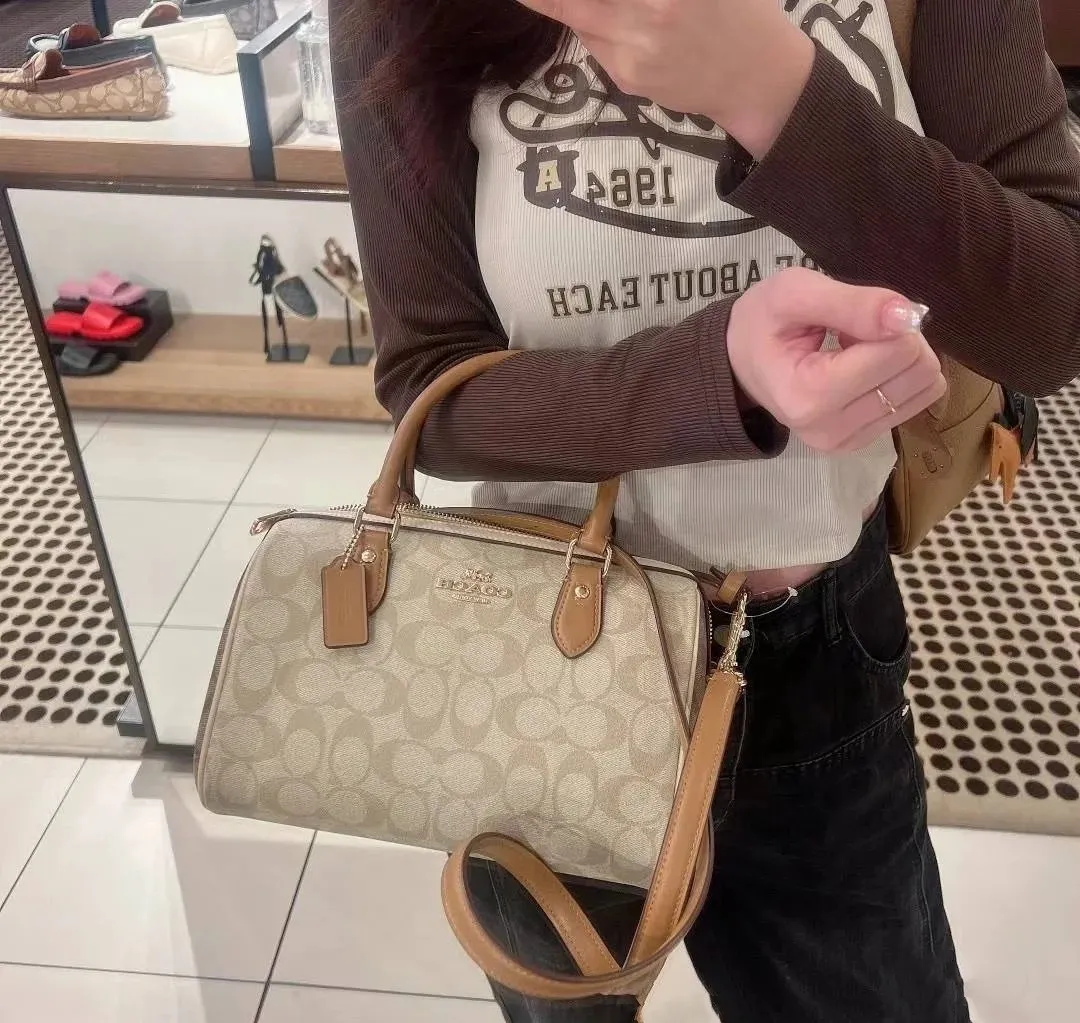 P380 [Top original order] Coach’s new Rowan Boston Large CS185 milk tea new color scheme is really eye-catching, every color is very versatile! The newly upgraded best-selling pillow bag zipper returns to the back again, showing an overall high-end look. It can be carried on the shoulder or cross-body, and the bag has enough space to accommodate daily items. It is easy to carry, looks good and is easy to use! Size: 25*15*12cm