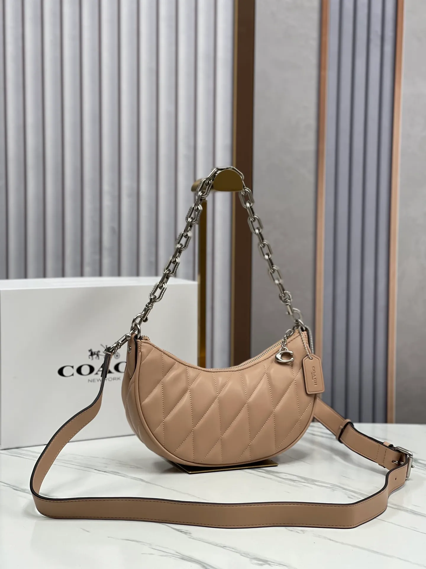 Batch 460💰COACH/Coach’s new women’s bag armpit bag PILLOW quilted MIRA shoulder bag model CP396. Dimensions 23×16×6.