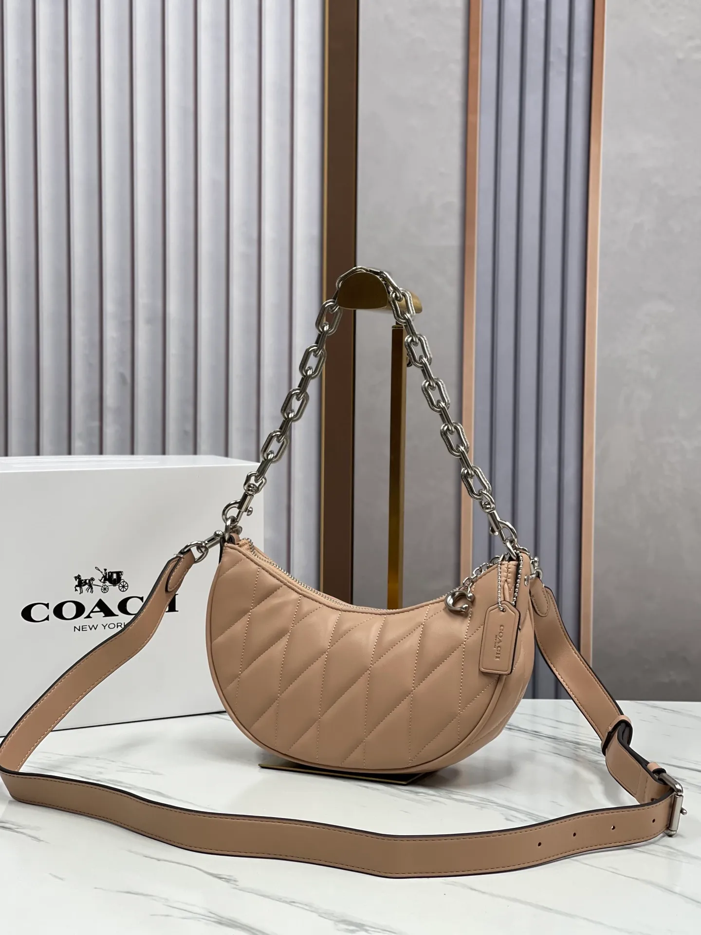 Batch 460💰COACH/Coach’s new women’s bag armpit bag PILLOW quilted MIRA shoulder bag model CP396. Dimensions 23×16×6.