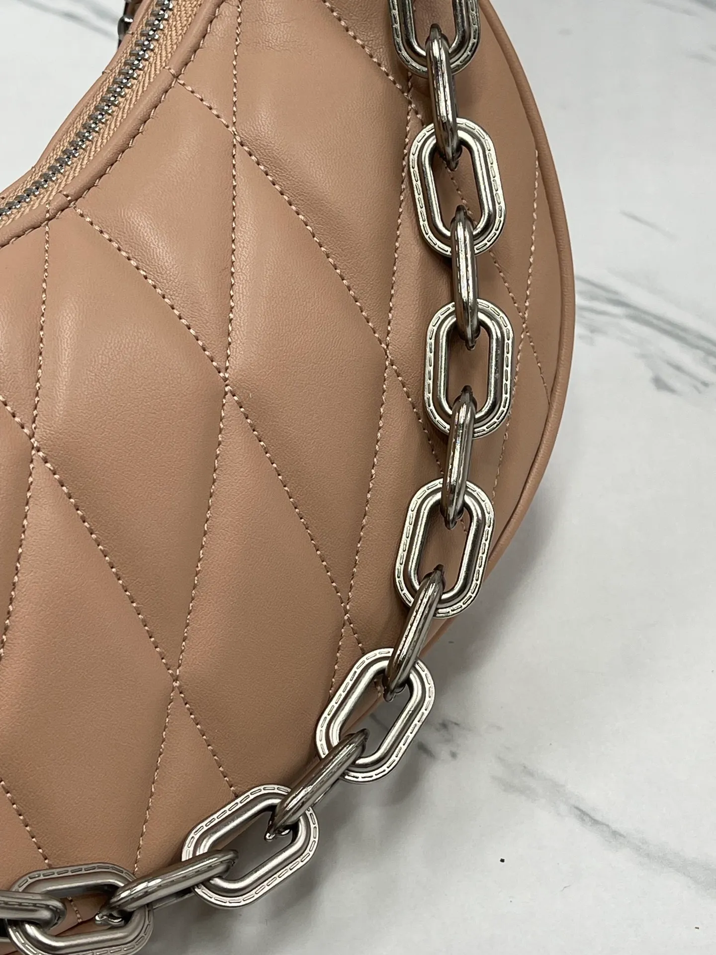 Batch 460💰COACH/Coach’s new women’s bag armpit bag PILLOW quilted MIRA shoulder bag model CP396. Dimensions 23×16×6.