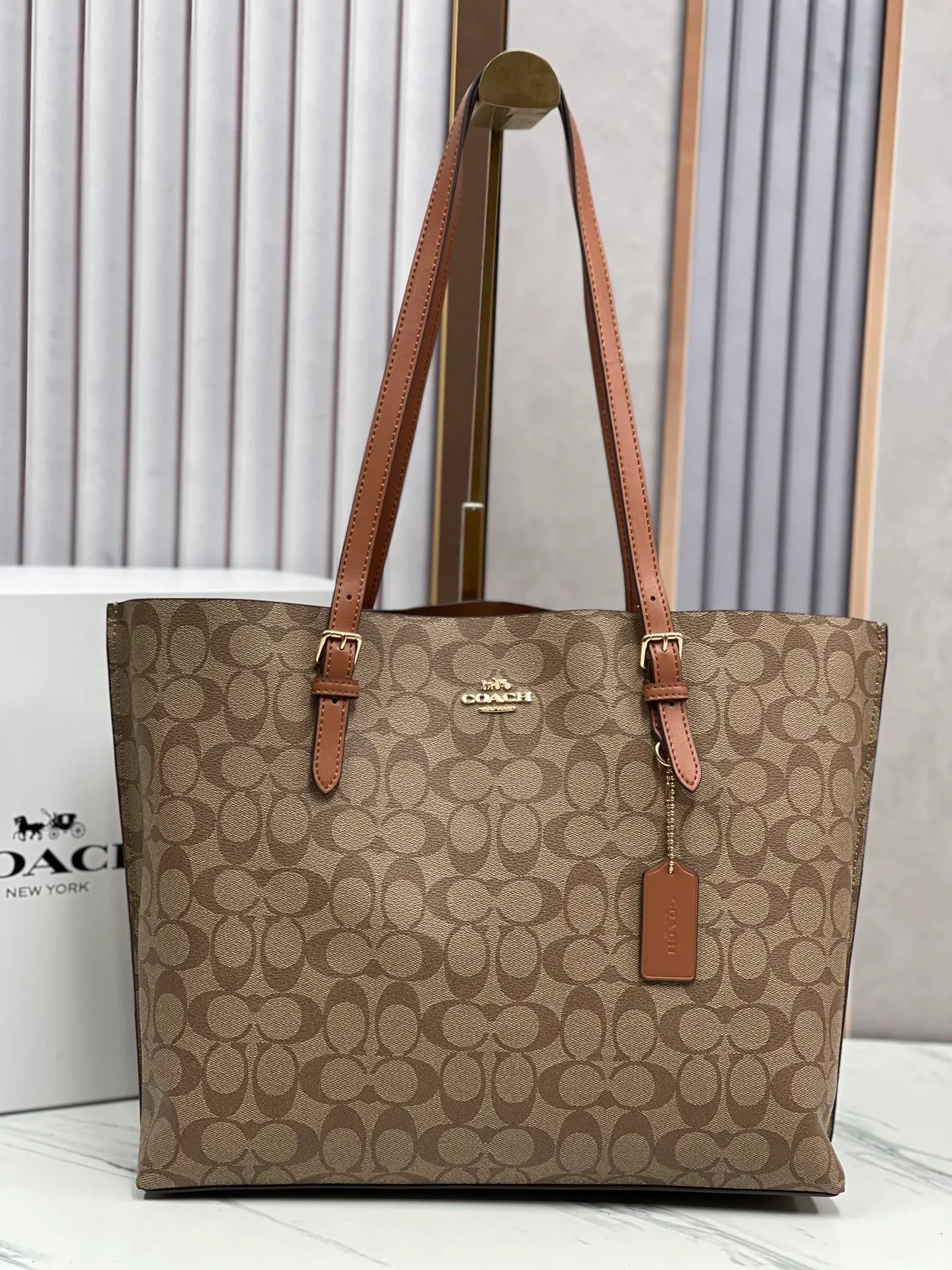 Top original order batch 440¥ Coach counter model mollie tote series, model 1665 New tote bag, the latest style, with compartments and zippers, convenient and private, it will make you consciously classify and load. New bag appearance, large capacity, original opening. Size approximately 34/13/28,