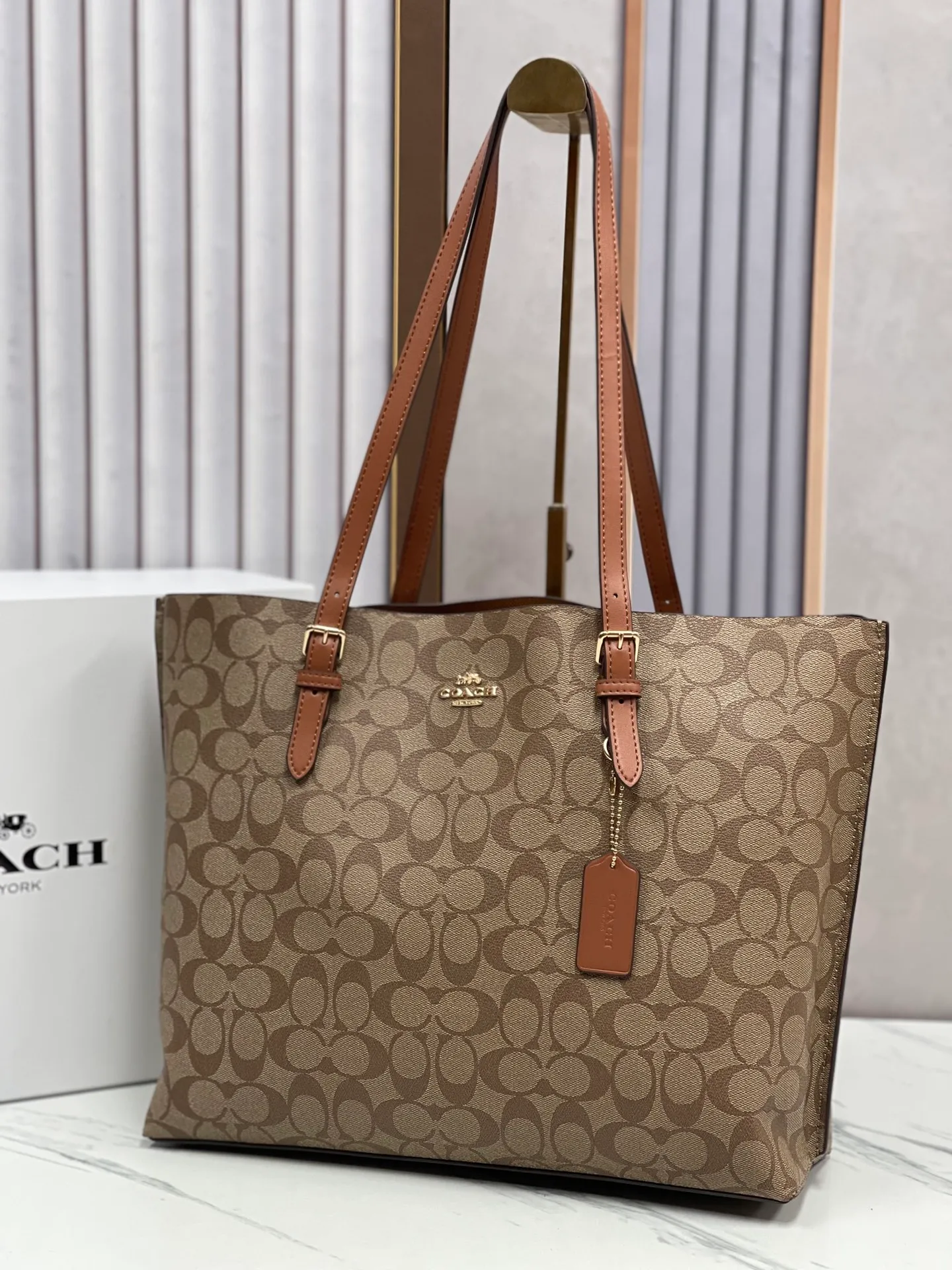 Top original order batch 440¥ Coach counter model mollie tote series, model 1665 New tote bag, the latest style, with compartments and zippers, convenient and private, it will make you consciously classify and load. New bag appearance, large capacity, original opening. Size approximately 34/13/28,