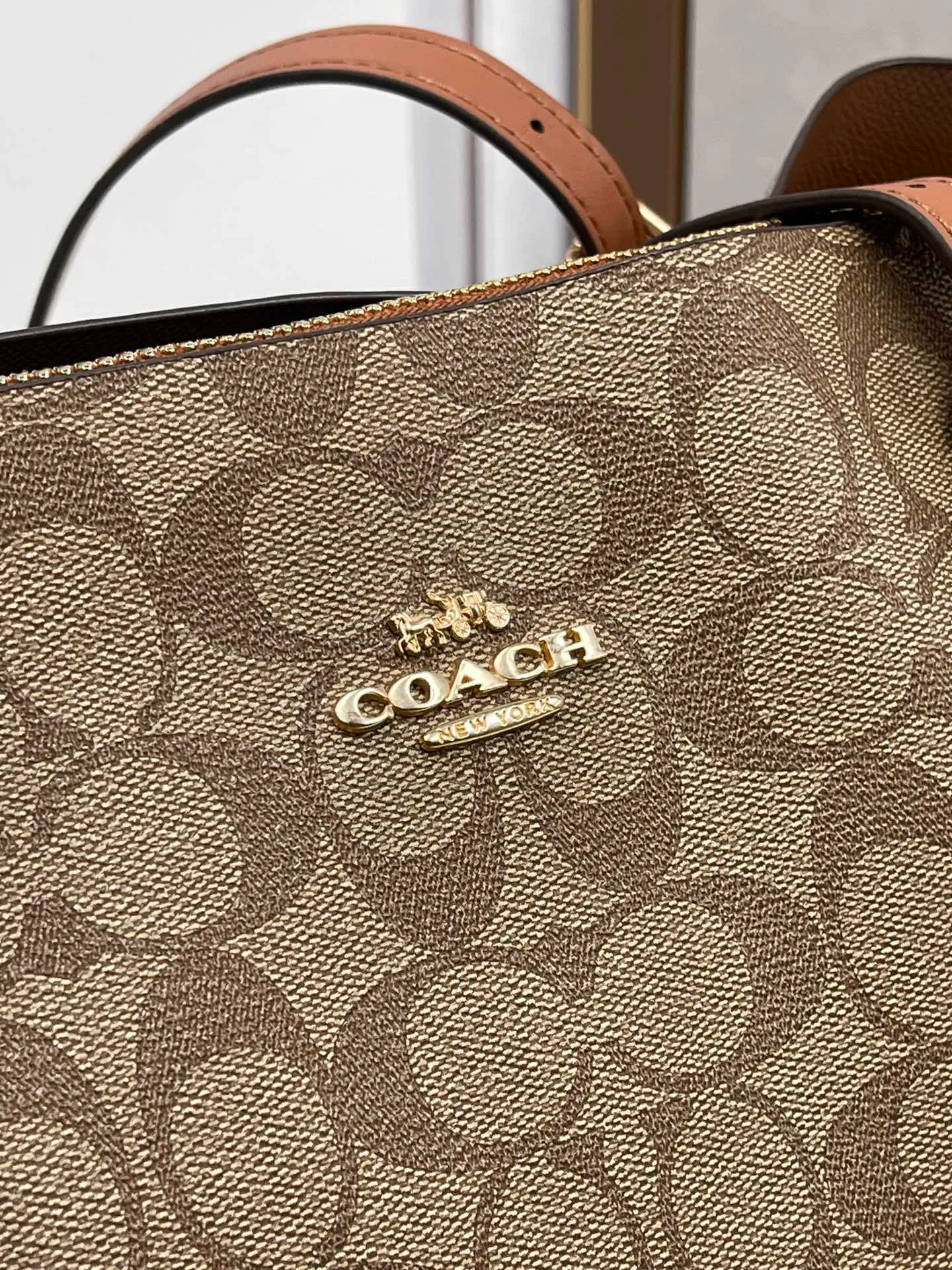 Top original order batch 440¥ Coach counter model mollie tote series, model 1665 New tote bag, the latest style, with compartments and zippers, convenient and private, it will make you consciously classify and load. New bag appearance, large capacity, original opening. Size approximately 34/13/28,