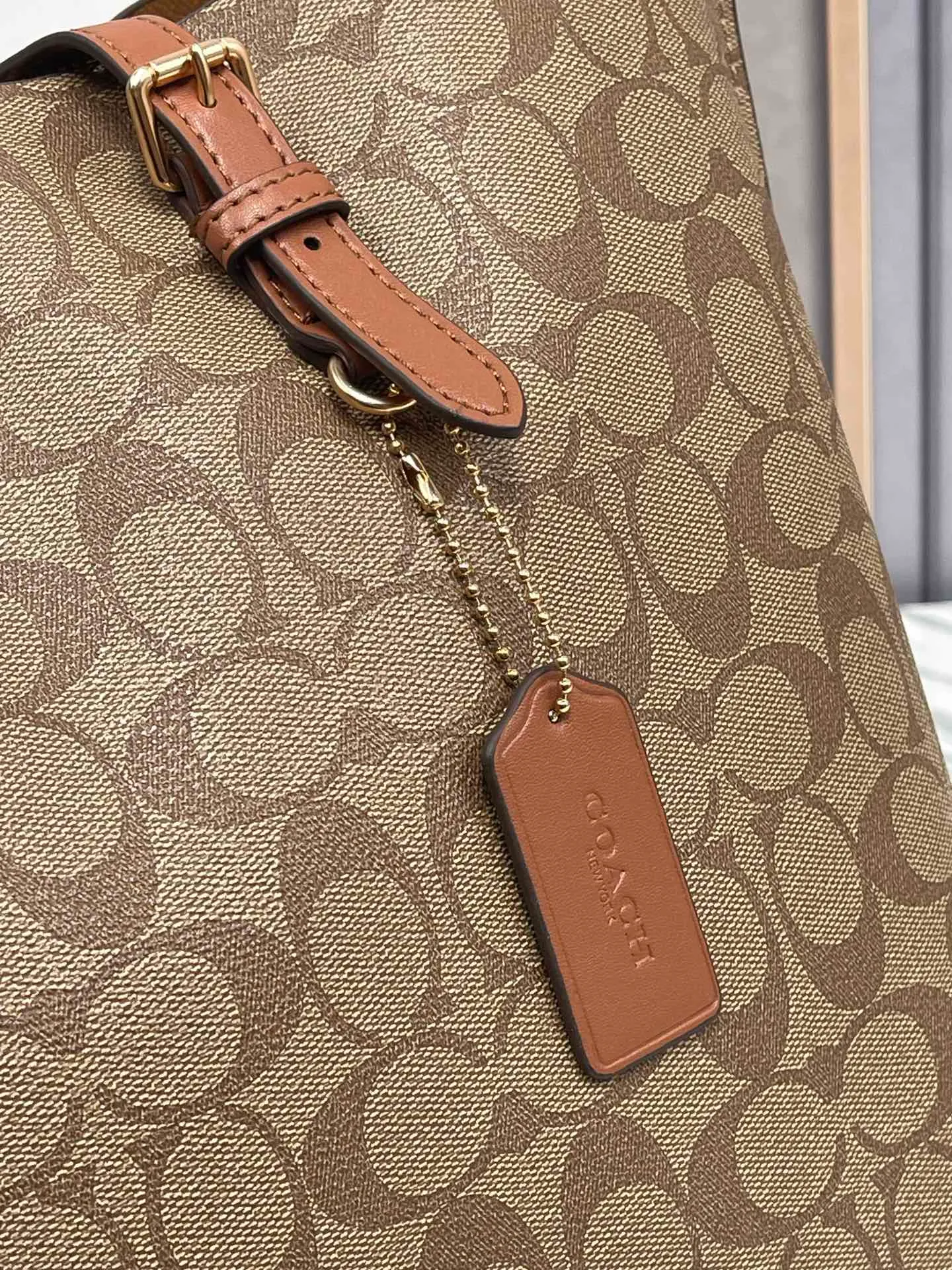 Top original order batch 440¥ Coach counter model mollie tote series, model 1665 New tote bag, the latest style, with compartments and zippers, convenient and private, it will make you consciously classify and load. New bag appearance, large capacity, original opening. Size approximately 34/13/28,