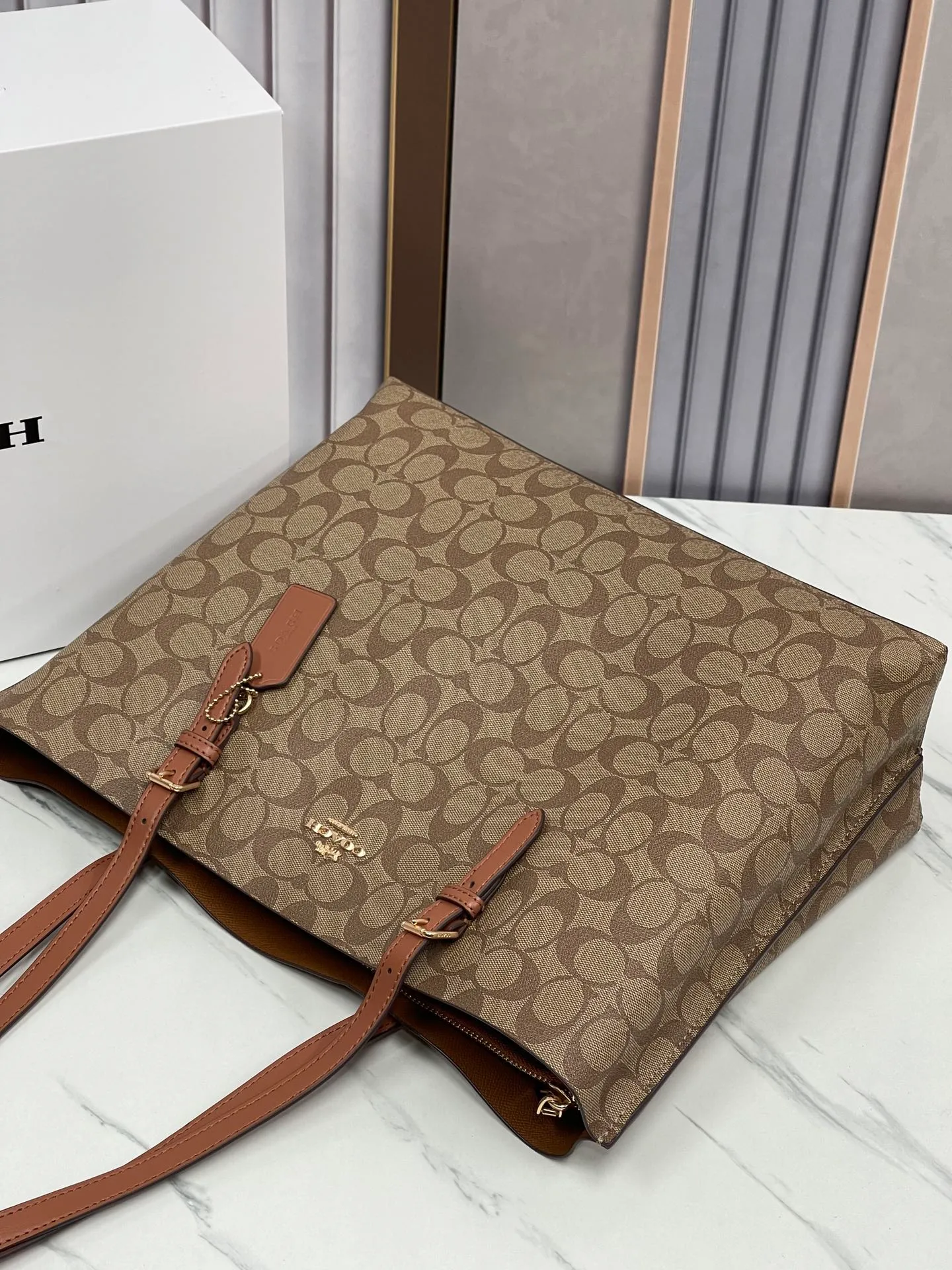 Top original order batch 440¥ Coach counter model mollie tote series, model 1665 New tote bag, the latest style, with compartments and zippers, convenient and private, it will make you consciously classify and load. New bag appearance, large capacity, original opening. Size approximately 34/13/28,
