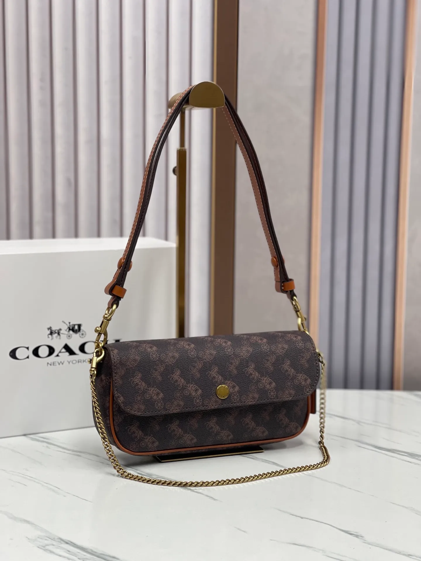Batch 380¥💰Coach/Coach new model, CAN90 CAN91 CAN92 Brook Chain bag is a lightweight and attractive baguette bag. It is a practical small bag with clamshell design and strong privacy. There is also a large zipper layer in the bag. Metal chain and leather, with two shoulder straps, it is very convenient. The four colors are all attractive. Size 23-12-4,