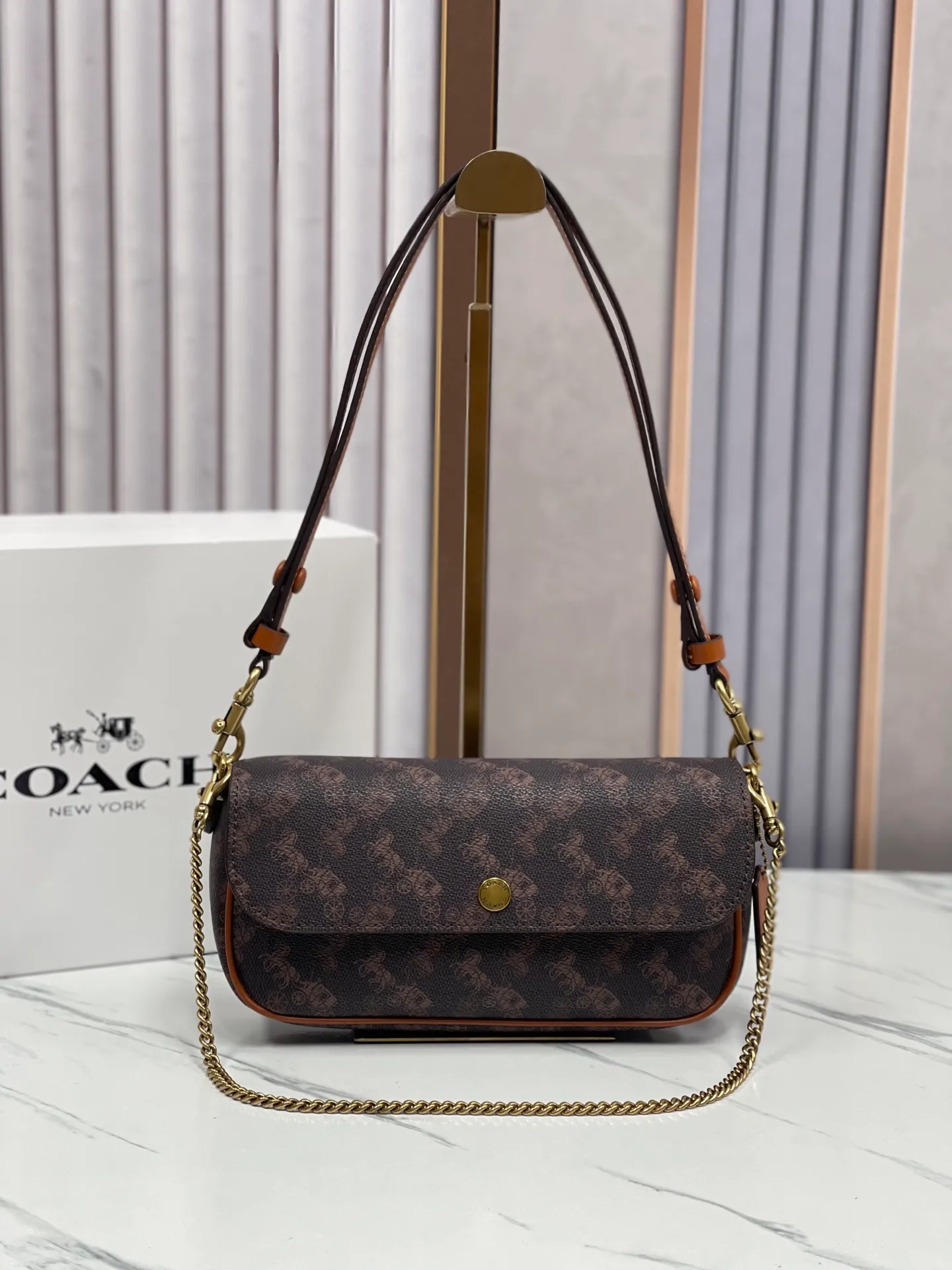 Batch 380¥💰Coach/Coach new model, CAN90 CAN91 CAN92 Brook Chain bag is a lightweight and attractive baguette bag. It is a practical small bag with clamshell design and strong privacy. There is also a large zipper layer in the bag. Metal chain and leather, with two shoulder straps, it is very convenient. The four colors are all attractive. Size 23-12-4,