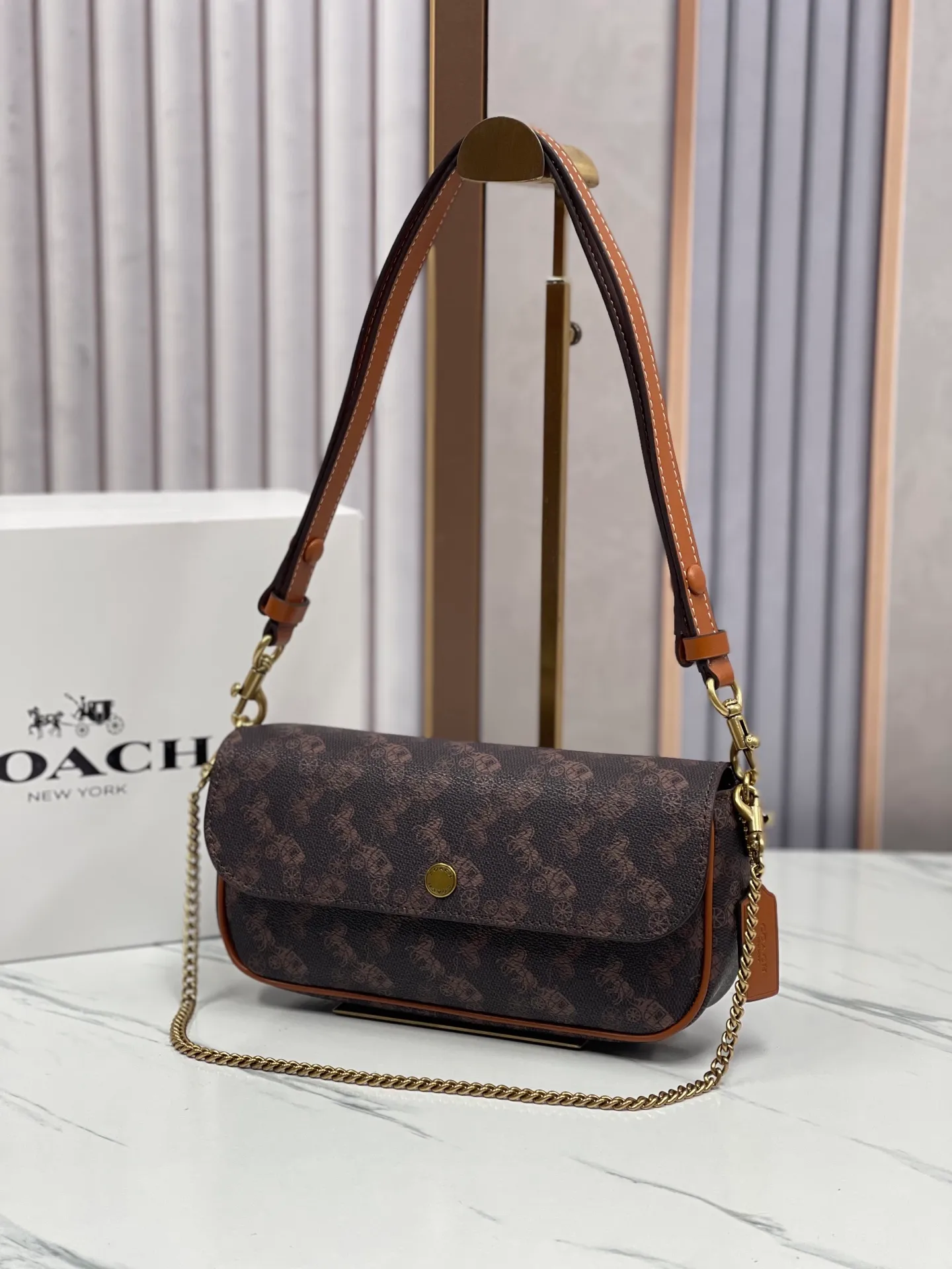 Batch 380¥💰Coach/Coach new model, CAN90 CAN91 CAN92 Brook Chain bag is a lightweight and attractive baguette bag. It is a practical small bag with clamshell design and strong privacy. There is also a large zipper layer in the bag. Metal chain and leather, with two shoulder straps, it is very convenient. The four colors are all attractive. Size 23-12-4,