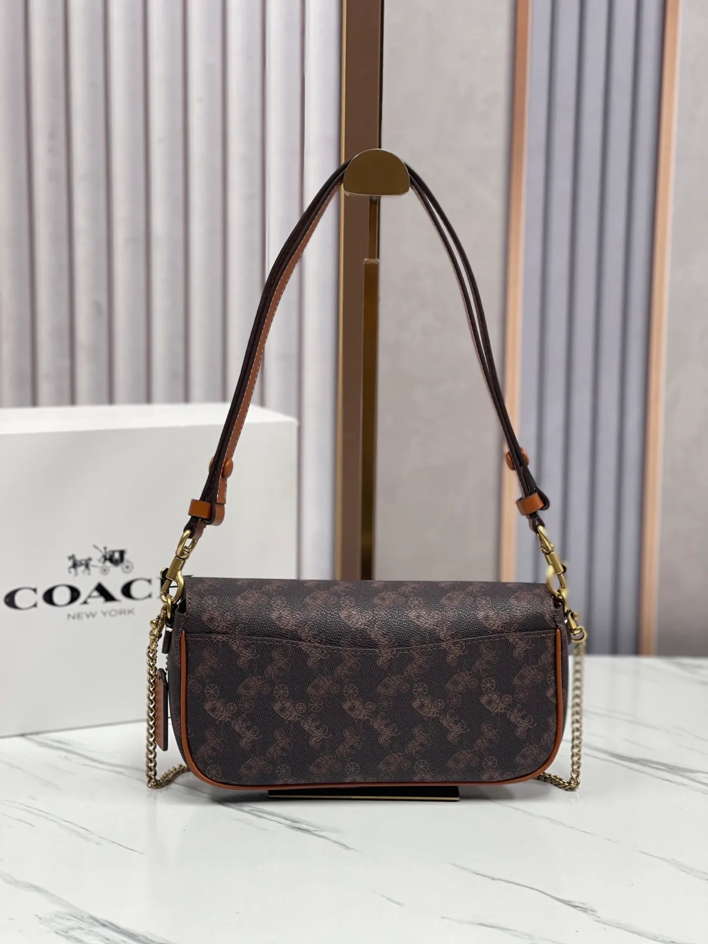 Batch 380¥💰Coach/Coach new model, CAN90 CAN91 CAN92 Brook Chain bag is a lightweight and attractive baguette bag. It is a practical small bag with clamshell design and strong privacy. There is also a large zipper layer in the bag. Metal chain and leather, with two shoulder straps, it is very convenient. The four colors are all attractive. Size 23-12-4,