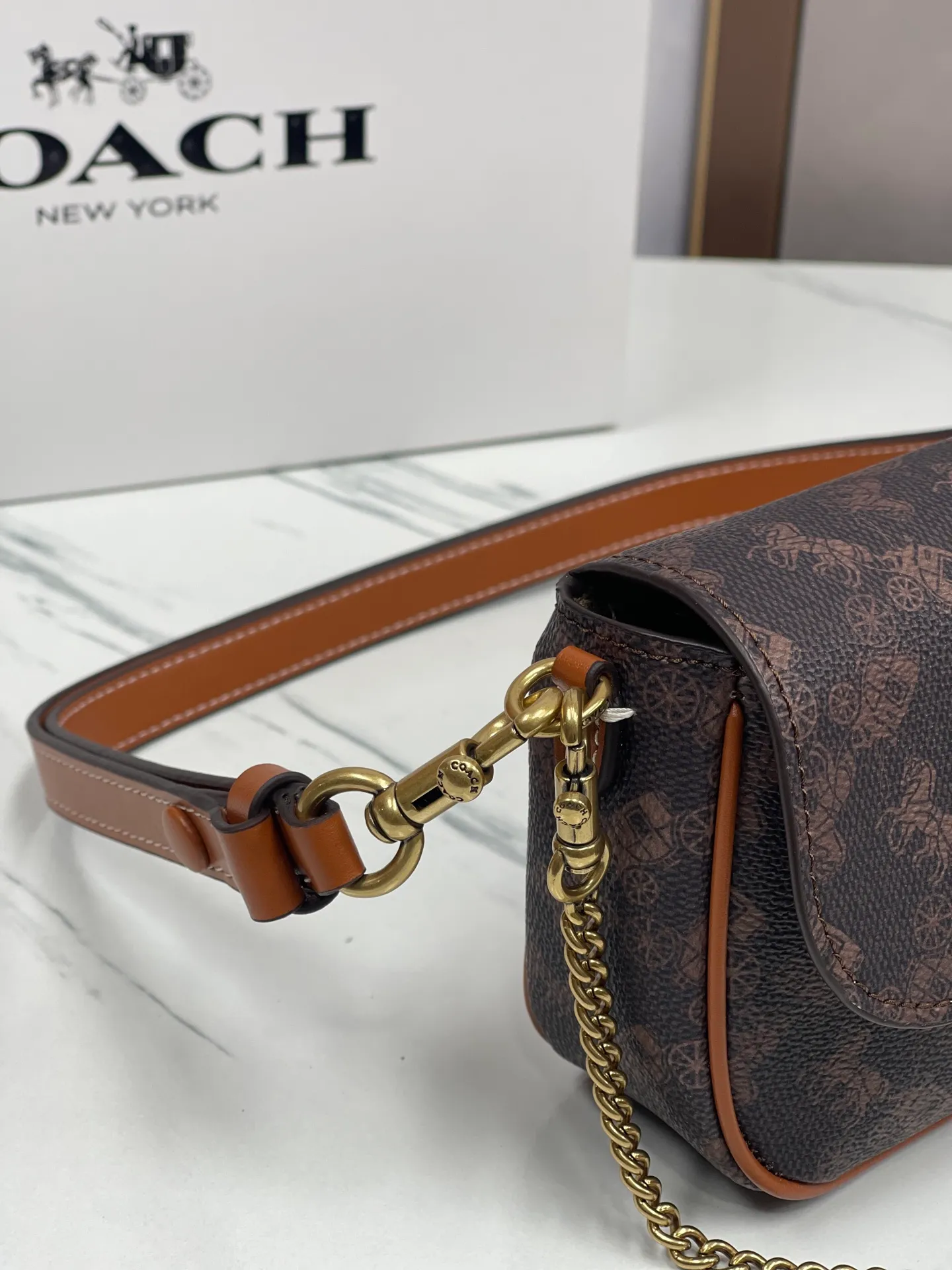 Batch 380¥💰Coach/Coach new model, CAN90 CAN91 CAN92 Brook Chain bag is a lightweight and attractive baguette bag. It is a practical small bag with clamshell design and strong privacy. There is also a large zipper layer in the bag. Metal chain and leather, with two shoulder straps, it is very convenient. The four colors are all attractive. Size 23-12-4,