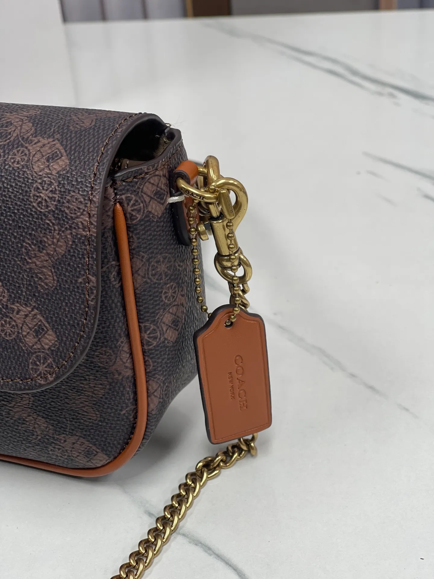 Batch 380¥💰Coach/Coach new model, CAN90 CAN91 CAN92 Brook Chain bag is a lightweight and attractive baguette bag. It is a practical small bag with clamshell design and strong privacy. There is also a large zipper layer in the bag. Metal chain and leather, with two shoulder straps, it is very convenient. The four colors are all attractive. Size 23-12-4,