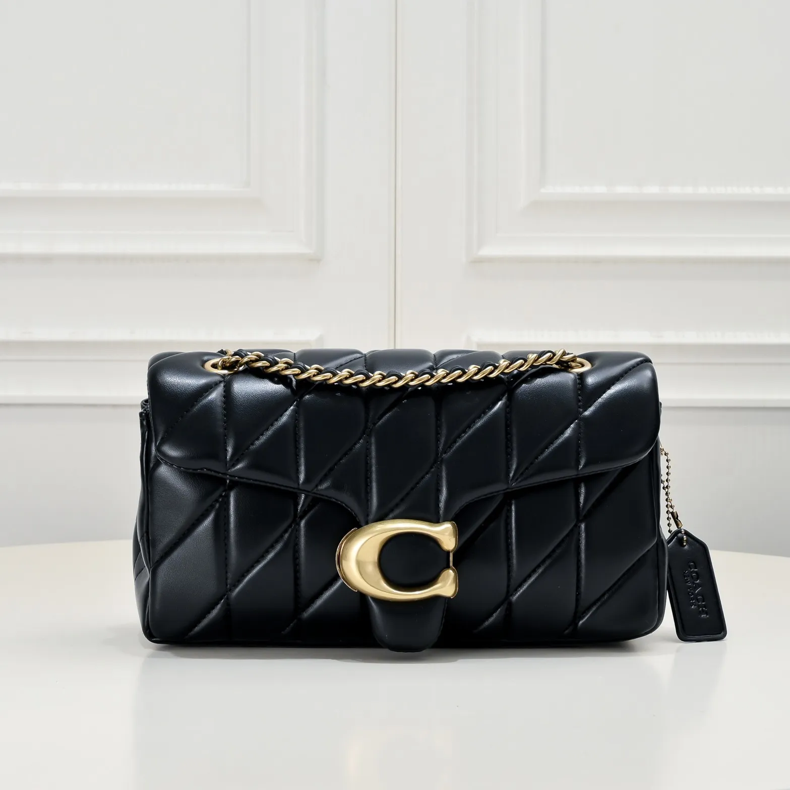 P440 [Top original item] Coach Quilted Tabby 26 with gold buckle, a very popular one, it feels very soft and delicate, it has quilted details and is filled with cotton to create a fluffy visual effect. It has a built-in zipper bag and a magnetic bag. Size:26*18*4cm