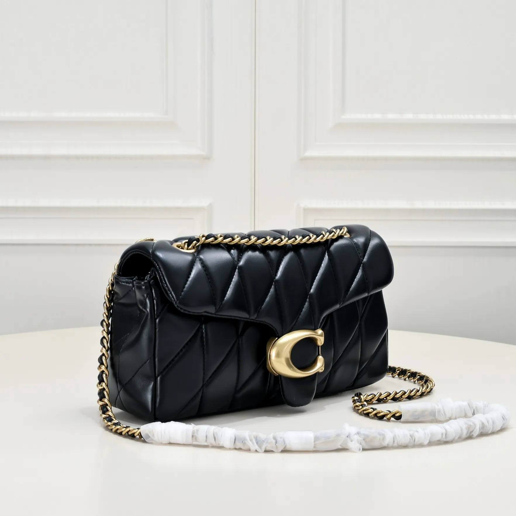 P440 [Top original item] Coach Quilted Tabby 26 with gold buckle, a very popular one, it feels very soft and delicate, it has quilted details and is filled with cotton to create a fluffy visual effect. It has a built-in zipper bag and a magnetic bag. Size:26*18*4cm