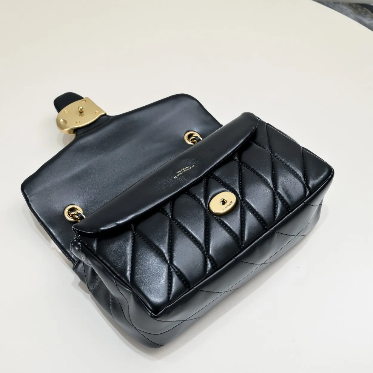 P440 [Top original item] Coach Quilted Tabby 26 with gold buckle, a very popular one, it feels very soft and delicate, it has quilted details and is filled with cotton to create a fluffy visual effect. It has a built-in zipper bag and a magnetic bag. Size:26*18*4cm