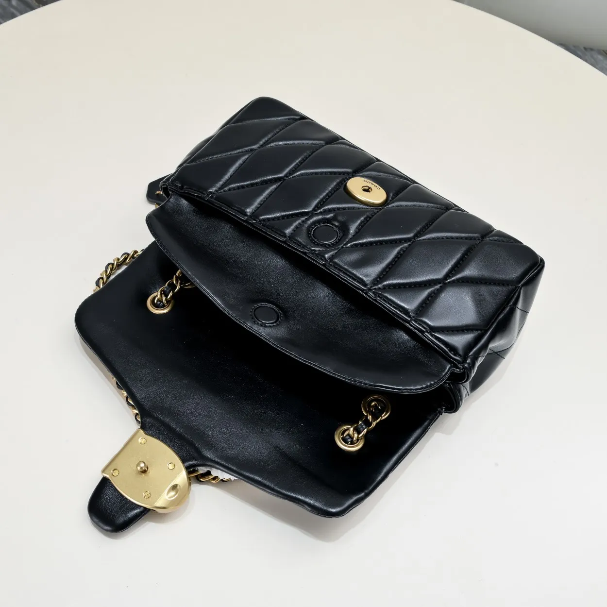 P440 [Top original item] Coach Quilted Tabby 26 with gold buckle, a very popular one, it feels very soft and delicate, it has quilted details and is filled with cotton to create a fluffy visual effect. It has a built-in zipper bag and a magnetic bag. Size:26*18*4cm