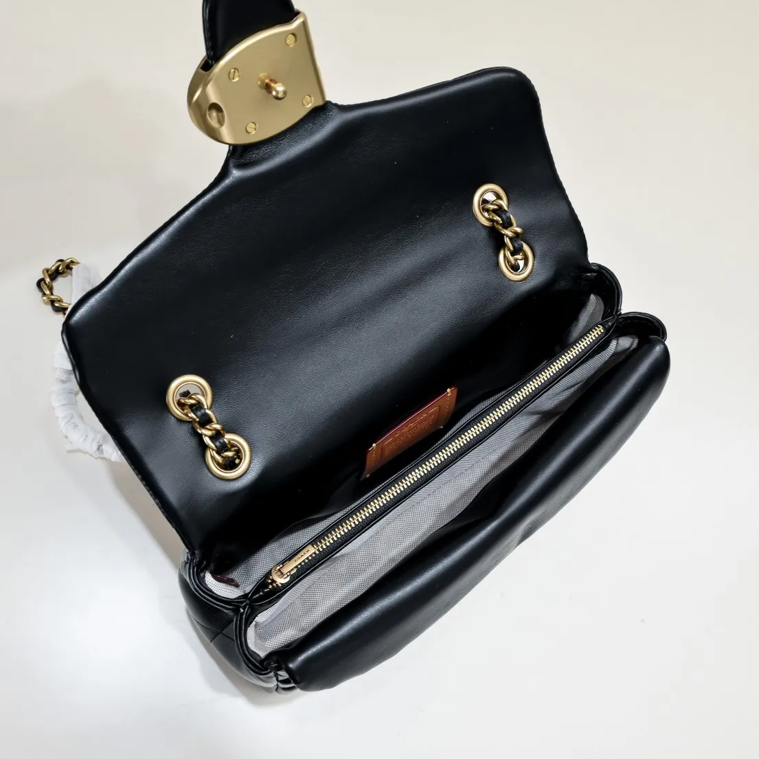 P440 [Top original item] Coach Quilted Tabby 26 with gold buckle, a very popular one, it feels very soft and delicate, it has quilted details and is filled with cotton to create a fluffy visual effect. It has a built-in zipper bag and a magnetic bag. Size:26*18*4cm