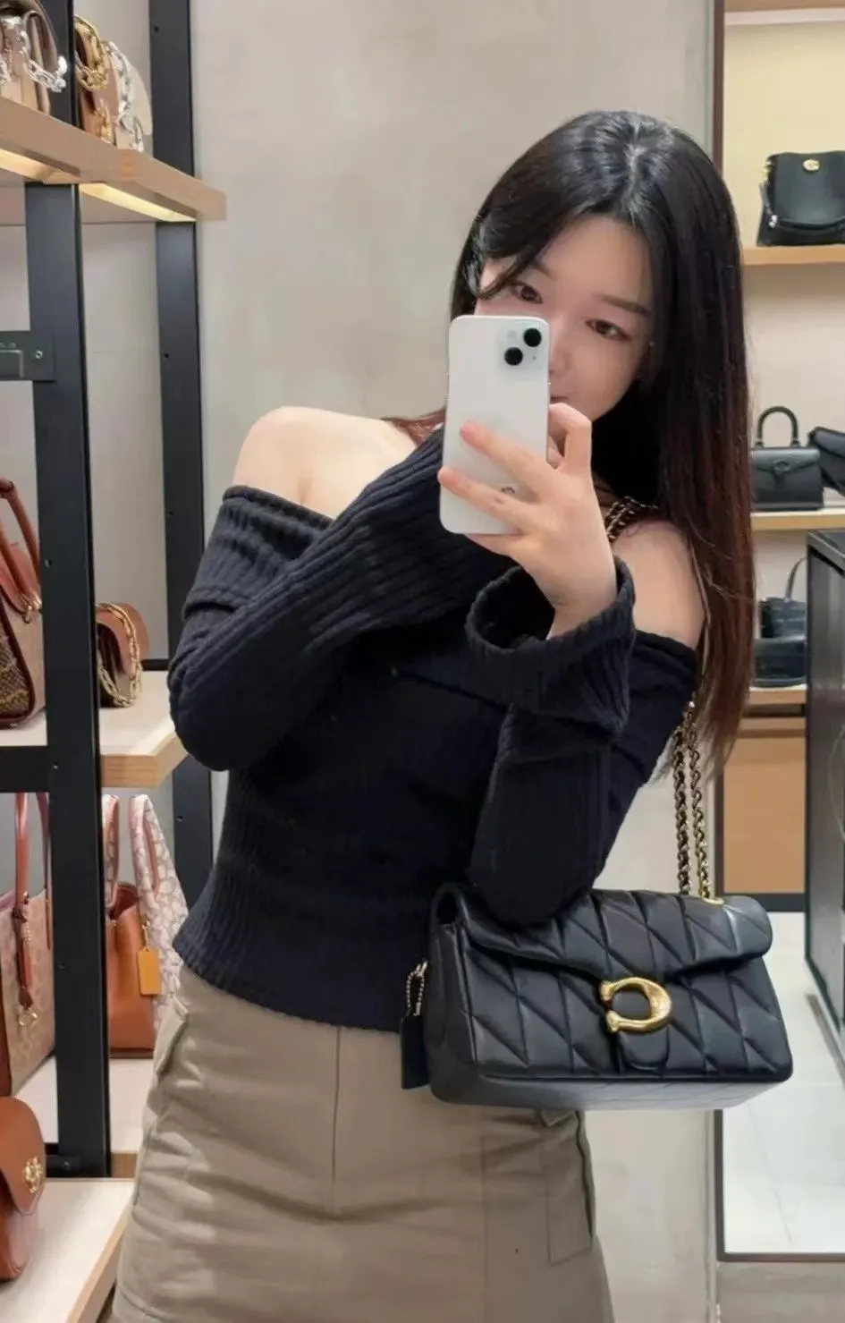 P440 [Top original item] Coach Quilted Tabby 26 with gold buckle, a very popular one, it feels very soft and delicate, it has quilted details and is filled with cotton to create a fluffy visual effect. It has a built-in zipper bag and a magnetic bag. Size:26*18*4cm