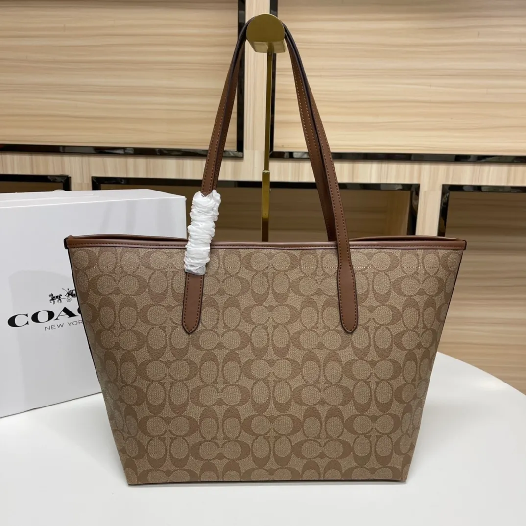 Top original order 400 in batches💰. Coach/Coach new large shopping bag. Style number: 5696& Classic presbyopic logo tote bag is super cute. It is suitable for commuting. It has a huge capacity and is also very suitable for mothers. It has a wide range of applicability, especially suitable for students, part-time workers and mothers. Size: 34*31*16 cm,