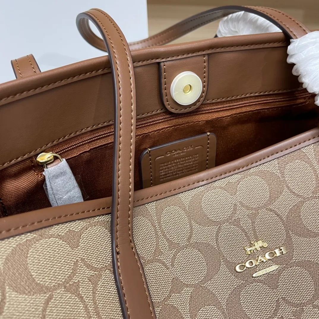 Top original order 400 in batches💰. Coach/Coach new large shopping bag. Style number: 5696& Classic presbyopic logo tote bag is super cute. It is suitable for commuting. It has a huge capacity and is also very suitable for mothers. It has a wide range of applicability, especially suitable for students, part-time workers and mothers. Size: 34*31*16 cm,