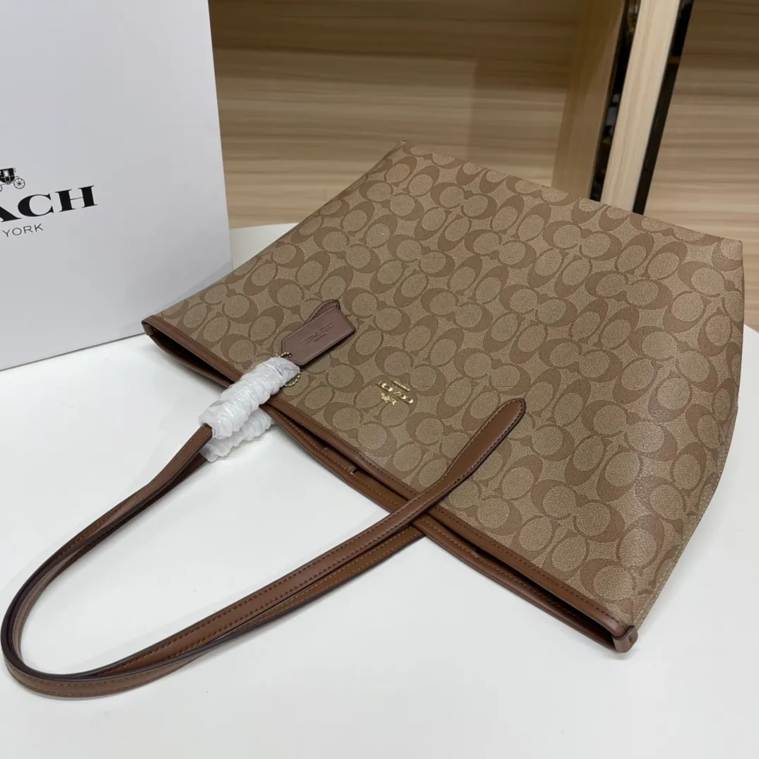 Top original order 400 in batches💰. Coach/Coach new large shopping bag. Style number: 5696& Classic presbyopic logo tote bag is super cute. It is suitable for commuting. It has a huge capacity and is also very suitable for mothers. It has a wide range of applicability, especially suitable for students, part-time workers and mothers. Size: 34*31*16 cm,