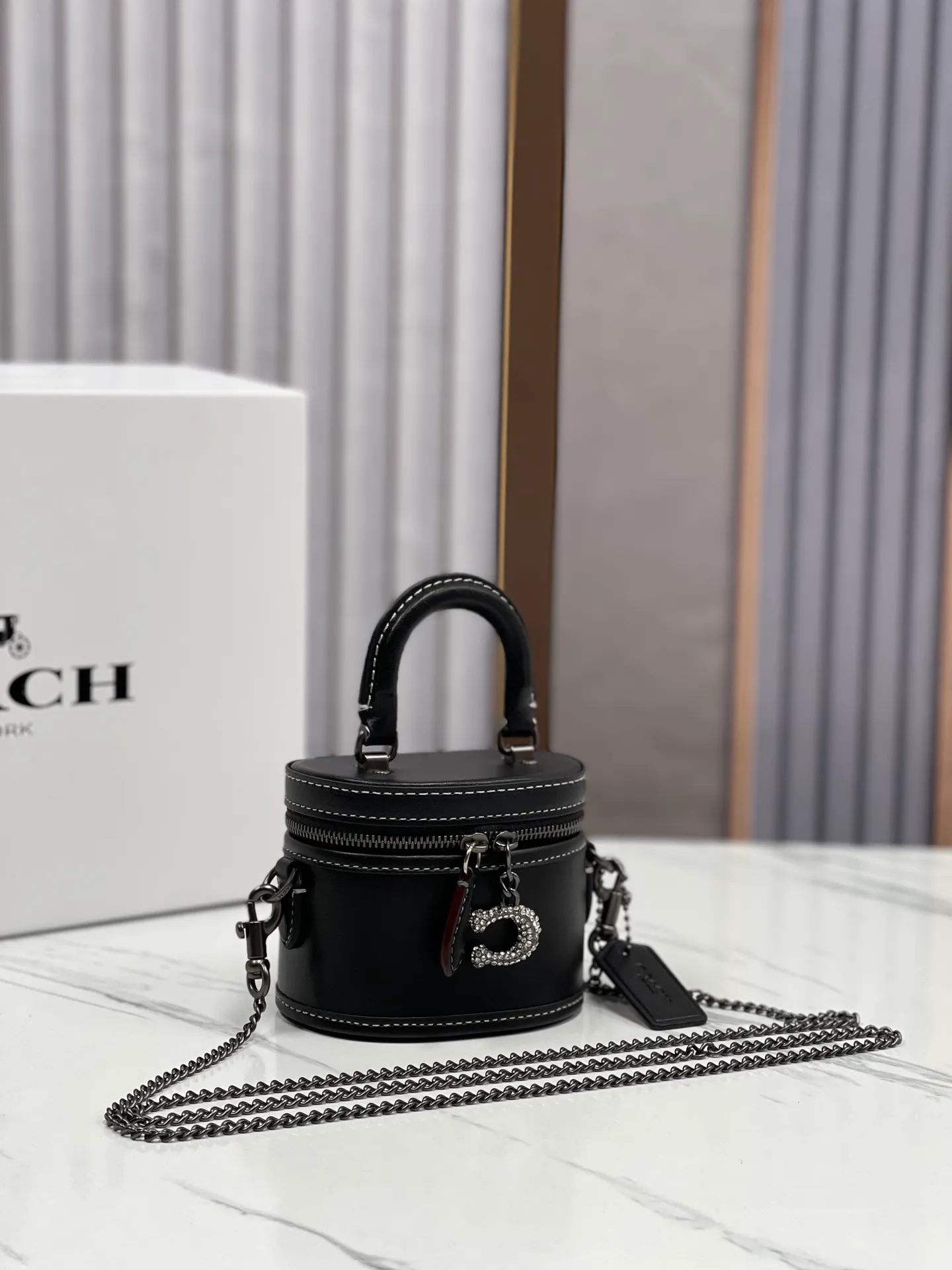 Batch 440💰coach/Coach’s new trail12 mini box bag CE769, cowhide, original hardware, C-shaped zipper with diamonds, super shiny, can hold lipstick, card holder, car keys and loose powder, size 11.5x9x7.5cm,