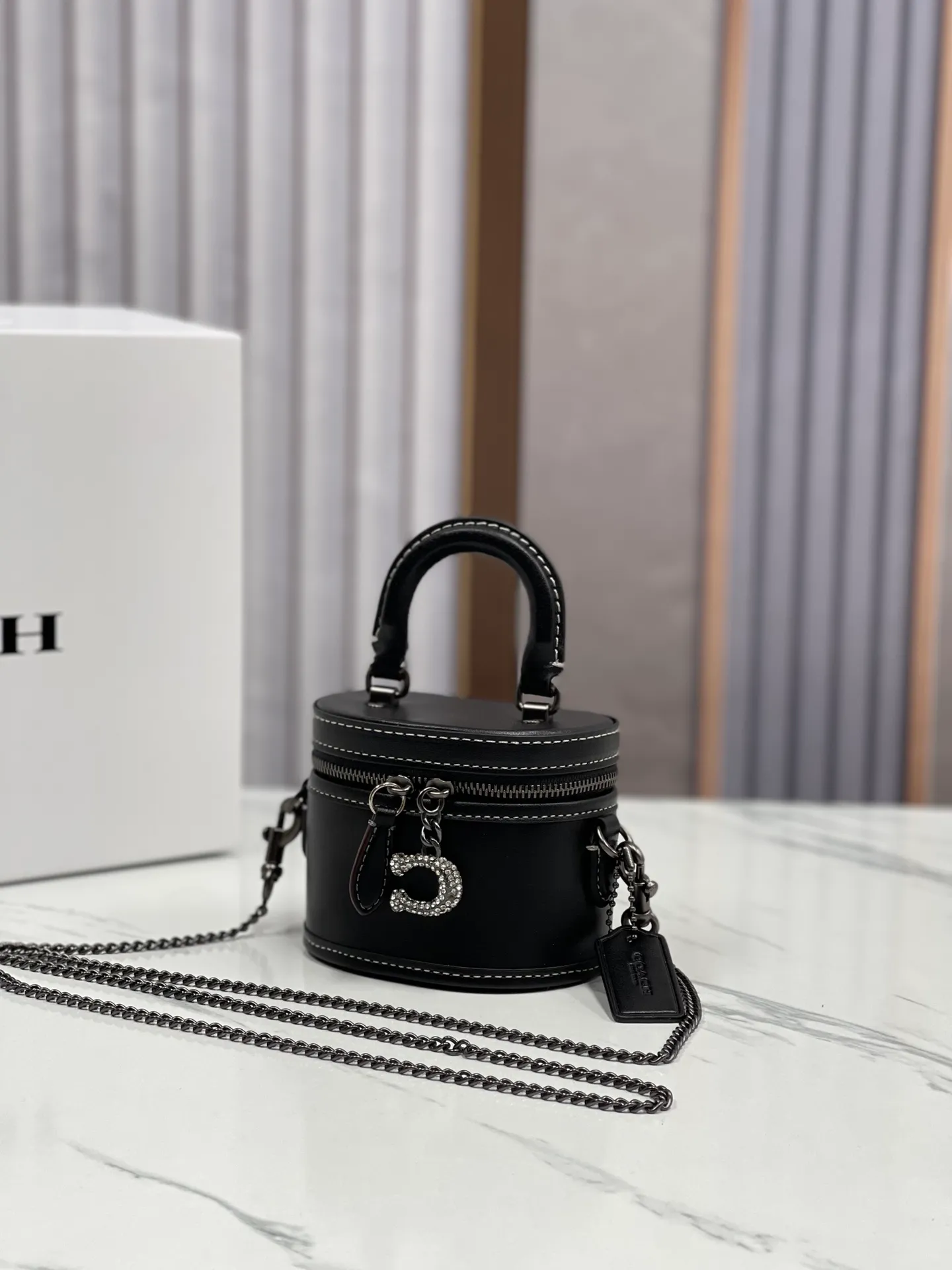 Batch 440💰coach/Coach’s new trail12 mini box bag CE769, cowhide, original hardware, C-shaped zipper with diamonds, super shiny, can hold lipstick, card holder, car keys and loose powder, size 11.5x9x7.5cm,