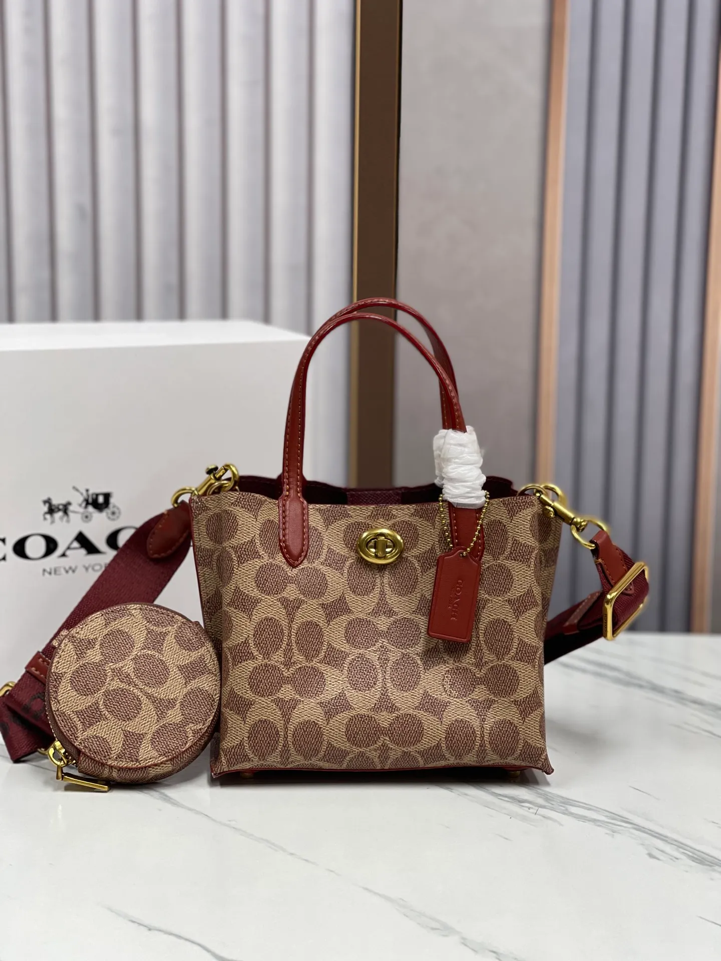 P440💰😍Coach’s new tote model of the Willow series, model CW459 CW550 18, is completely different from the previous ones! This one matches the latest casual style with wide width and logo, and this is the only one with a coin bag, which is super special. Size: 18*10*14