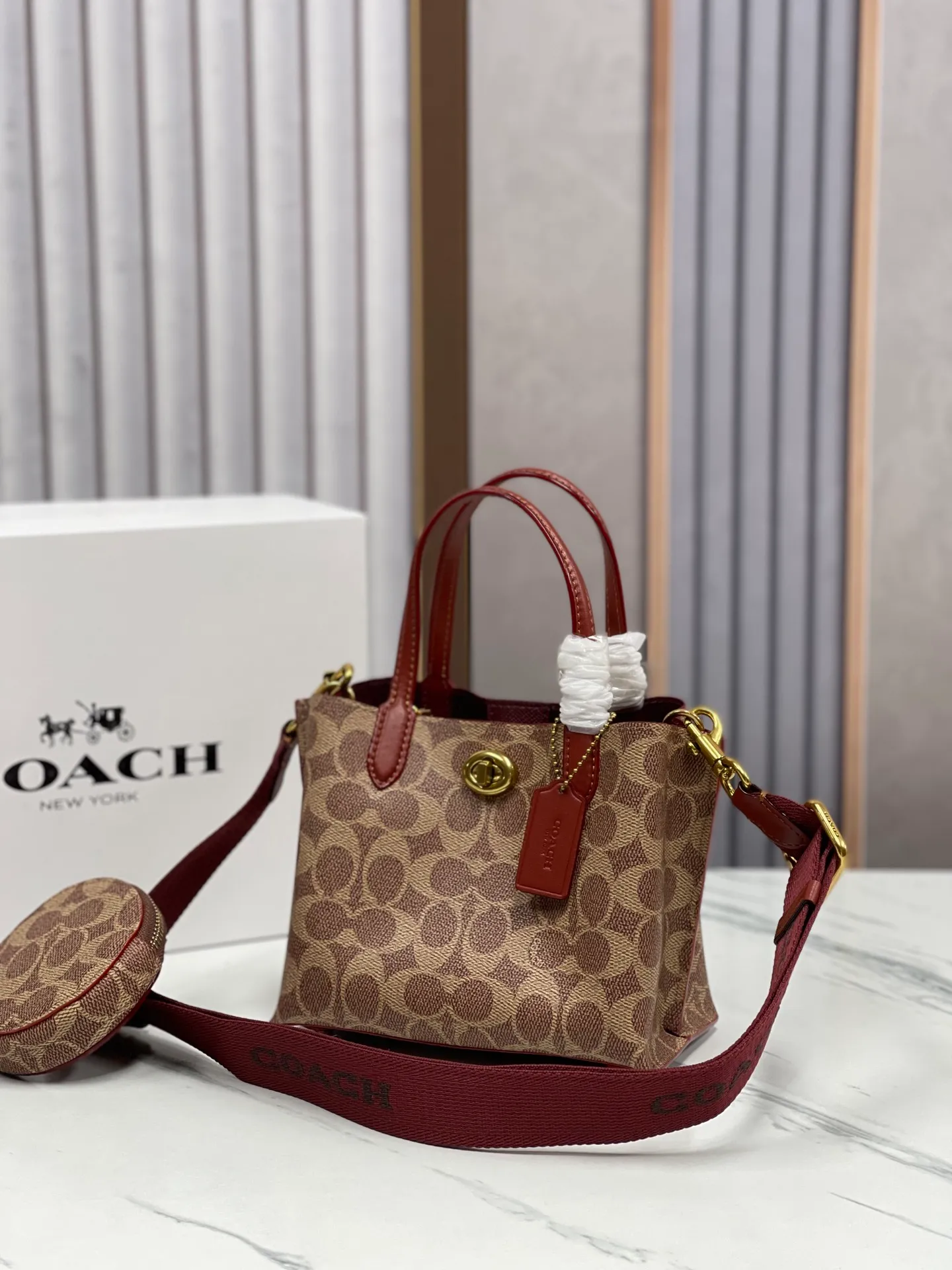 P440💰😍Coach’s new tote model of the Willow series, model CW459 CW550 18, is completely different from the previous ones! This one matches the latest casual style with wide width and logo, and this is the only one with a coin bag, which is super special. Size: 18*10*14