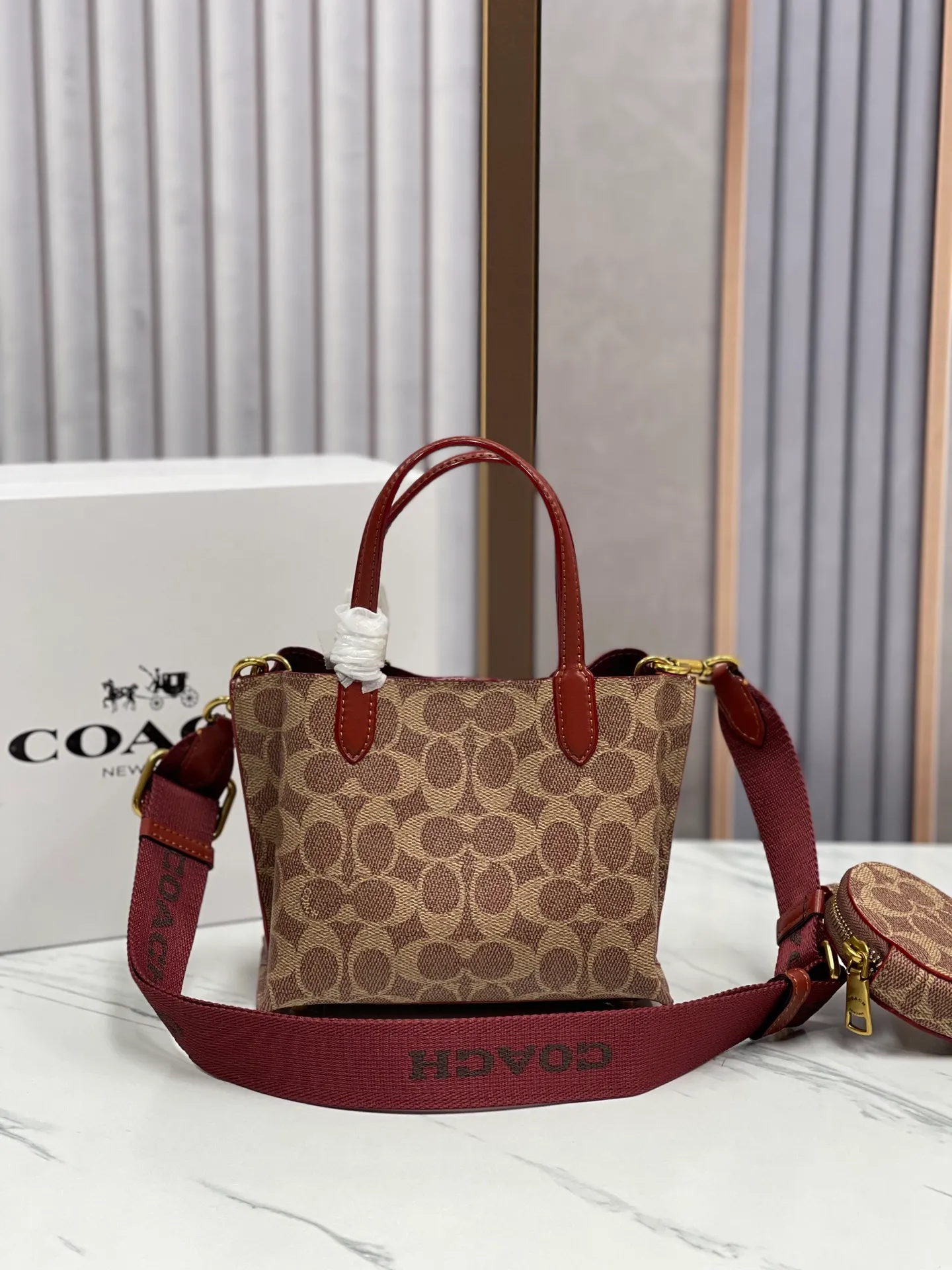 P440💰😍Coach’s new tote model of the Willow series, model CW459 CW550 18, is completely different from the previous ones! This one matches the latest casual style with wide width and logo, and this is the only one with a coin bag, which is super special. Size: 18*10*14