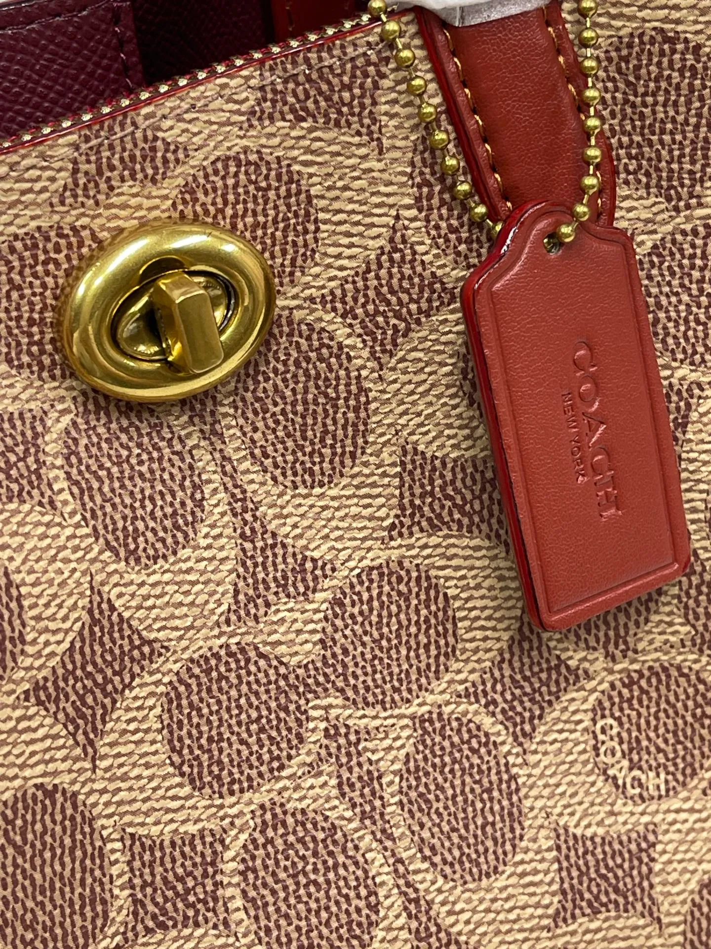 P440💰😍Coach’s new tote model of the Willow series, model CW459 CW550 18, is completely different from the previous ones! This one matches the latest casual style with wide width and logo, and this is the only one with a coin bag, which is super special. Size: 18*10*14