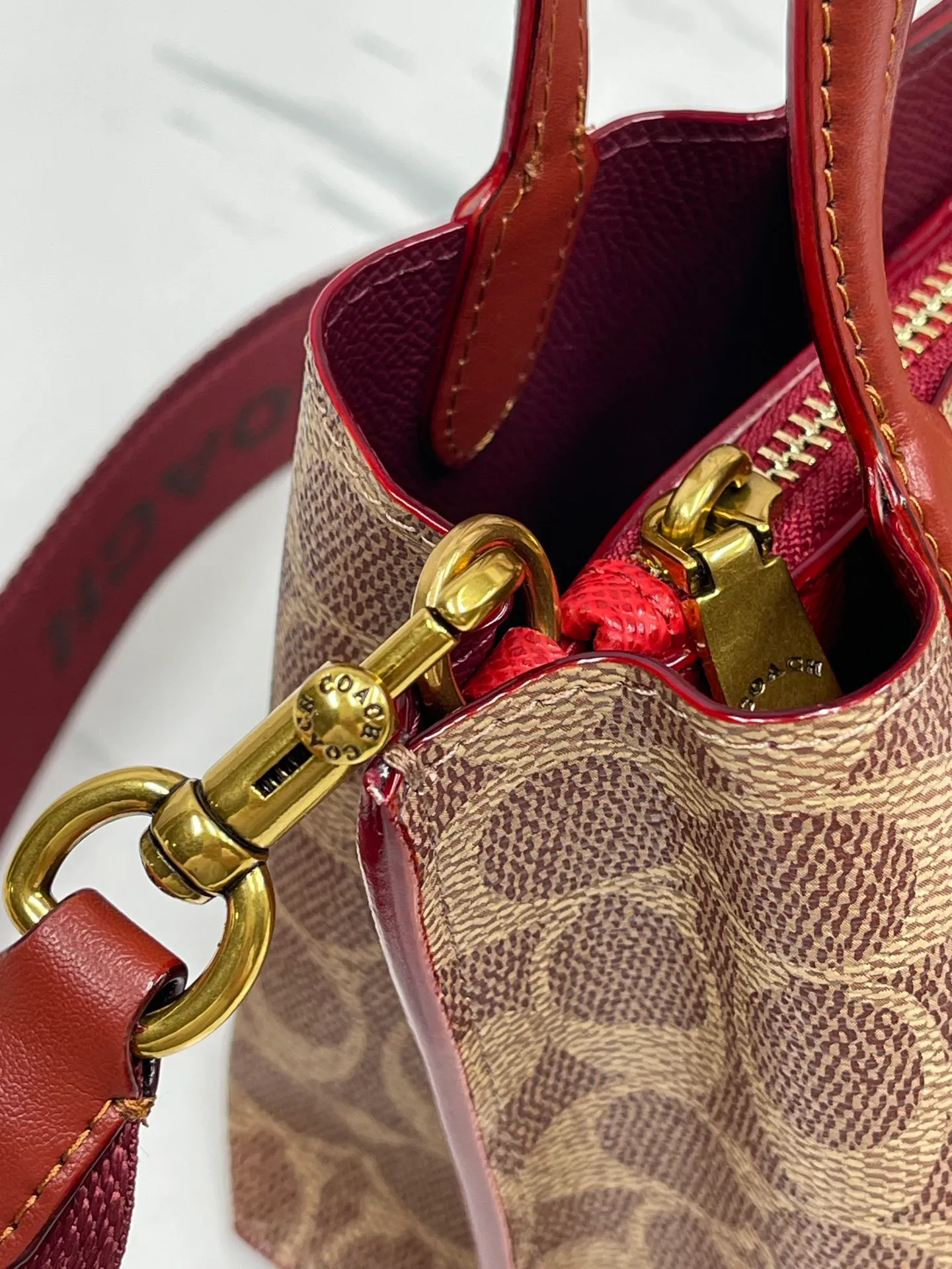 P440💰😍Coach’s new tote model of the Willow series, model CW459 CW550 18, is completely different from the previous ones! This one matches the latest casual style with wide width and logo, and this is the only one with a coin bag, which is super special. Size: 18*10*14