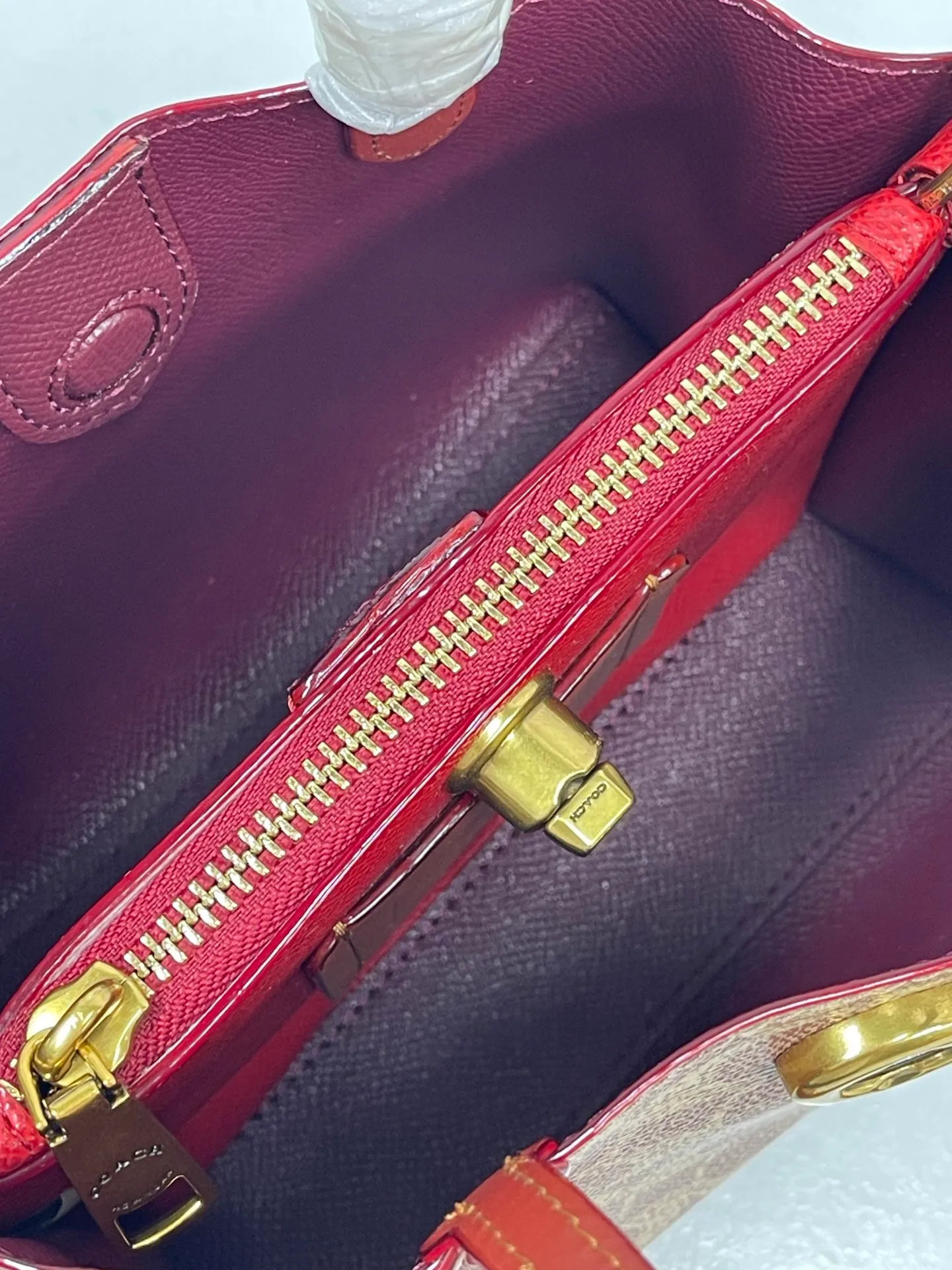 P440💰😍Coach’s new tote model of the Willow series, model CW459 CW550 18, is completely different from the previous ones! This one matches the latest casual style with wide width and logo, and this is the only one with a coin bag, which is super special. Size: 18*10*14
