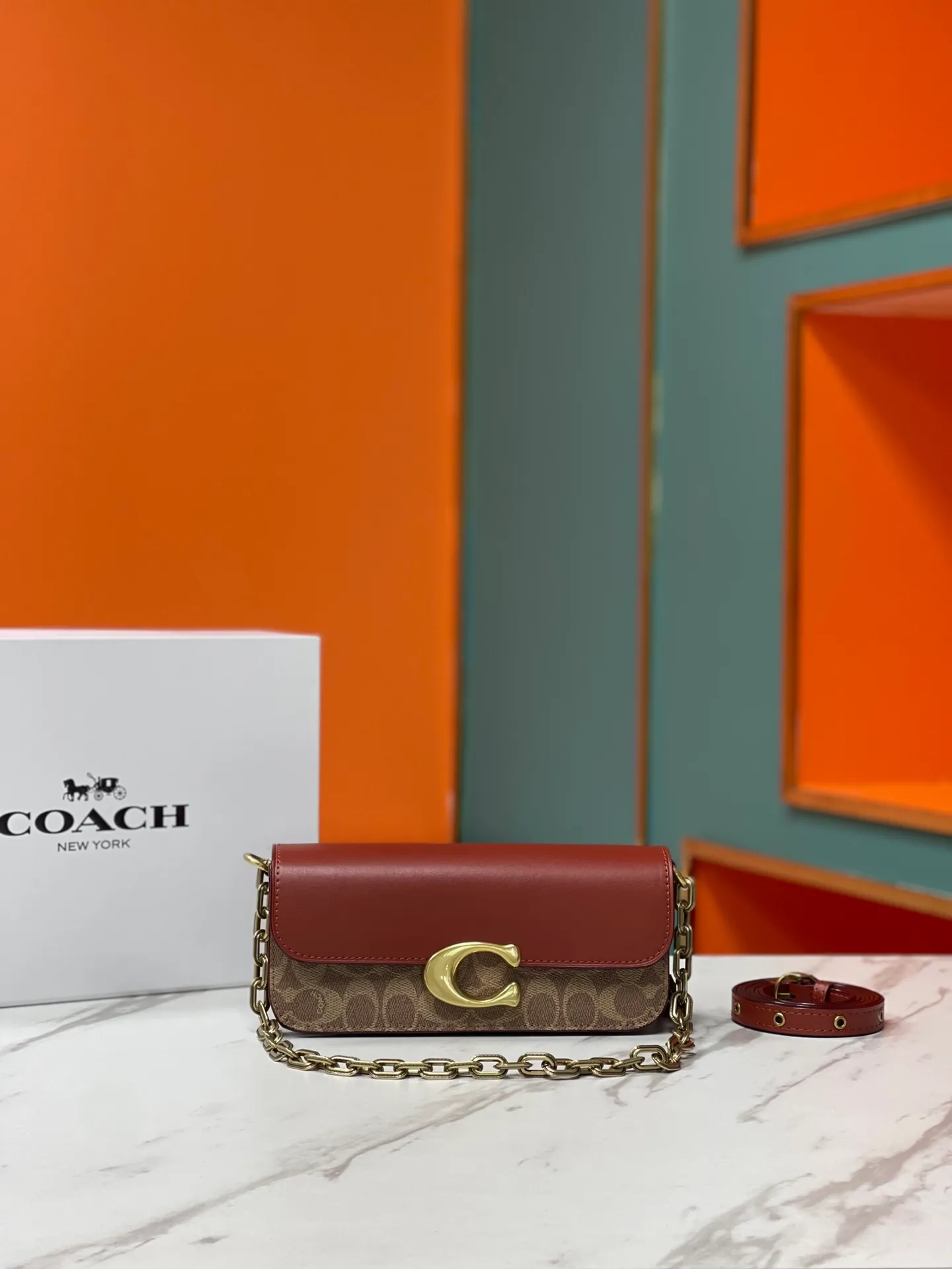 Batch 500💰💃Coach’s latest crossbody bag💐The shoulder strap design has a full score of 100. The leather detachable shoulder strap is also equipped with a retro old chain + leather shoulder strap. The big brand logoC is particularly obvious. The accordion-style side splicing snakeskin material is made of nappa sheepskin. The texture is very good! #coachNew #Chain Bag Model CP362. Size 24X10X7
