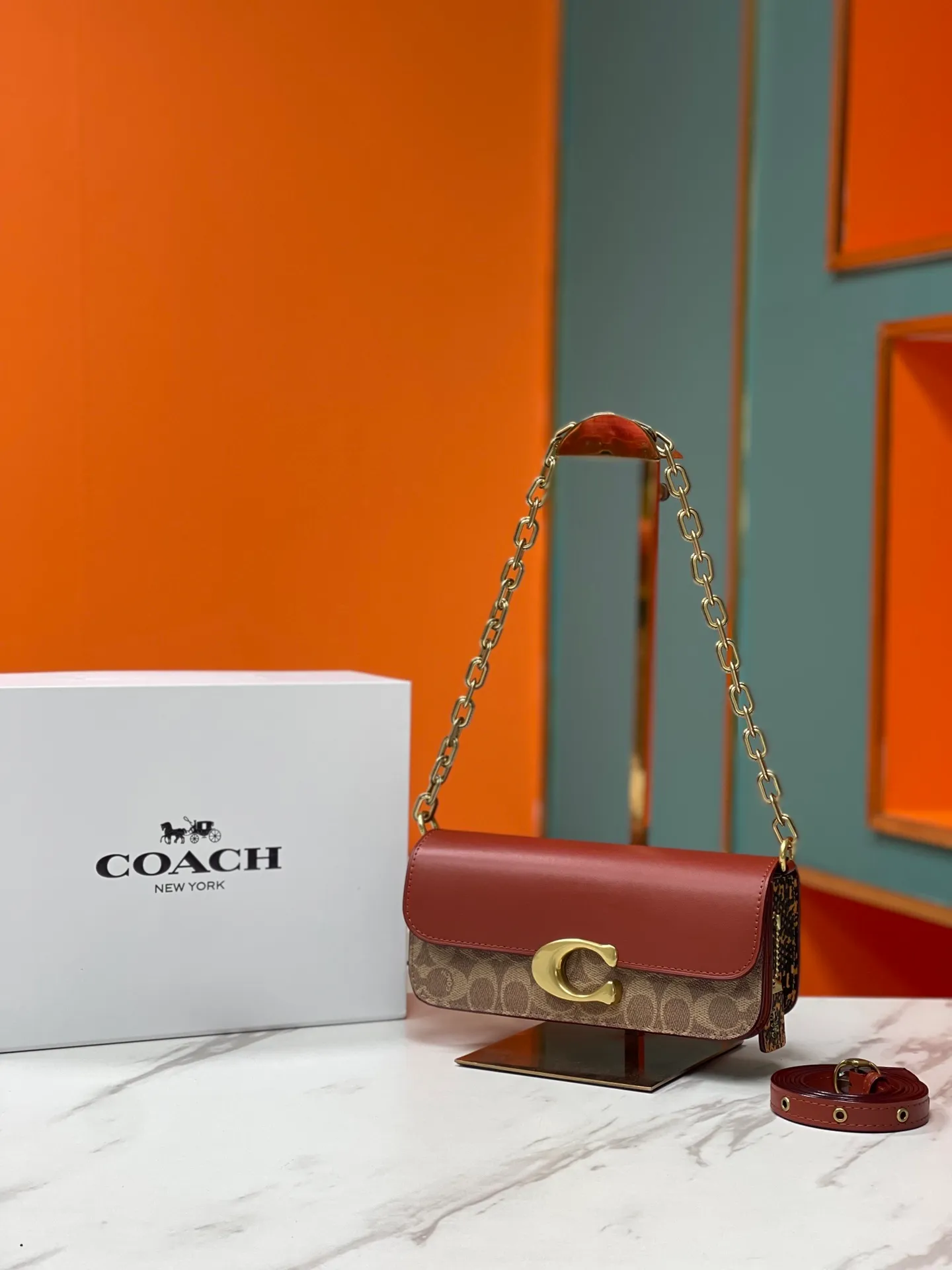 Batch 500💰💃Coach’s latest crossbody bag💐The shoulder strap design has a full score of 100. The leather detachable shoulder strap is also equipped with a retro old chain + leather shoulder strap. The big brand logoC is particularly obvious. The accordion-style side splicing snakeskin material is made of nappa sheepskin. The texture is very good! #coachNew #Chain Bag Model CP362. Size 24X10X7