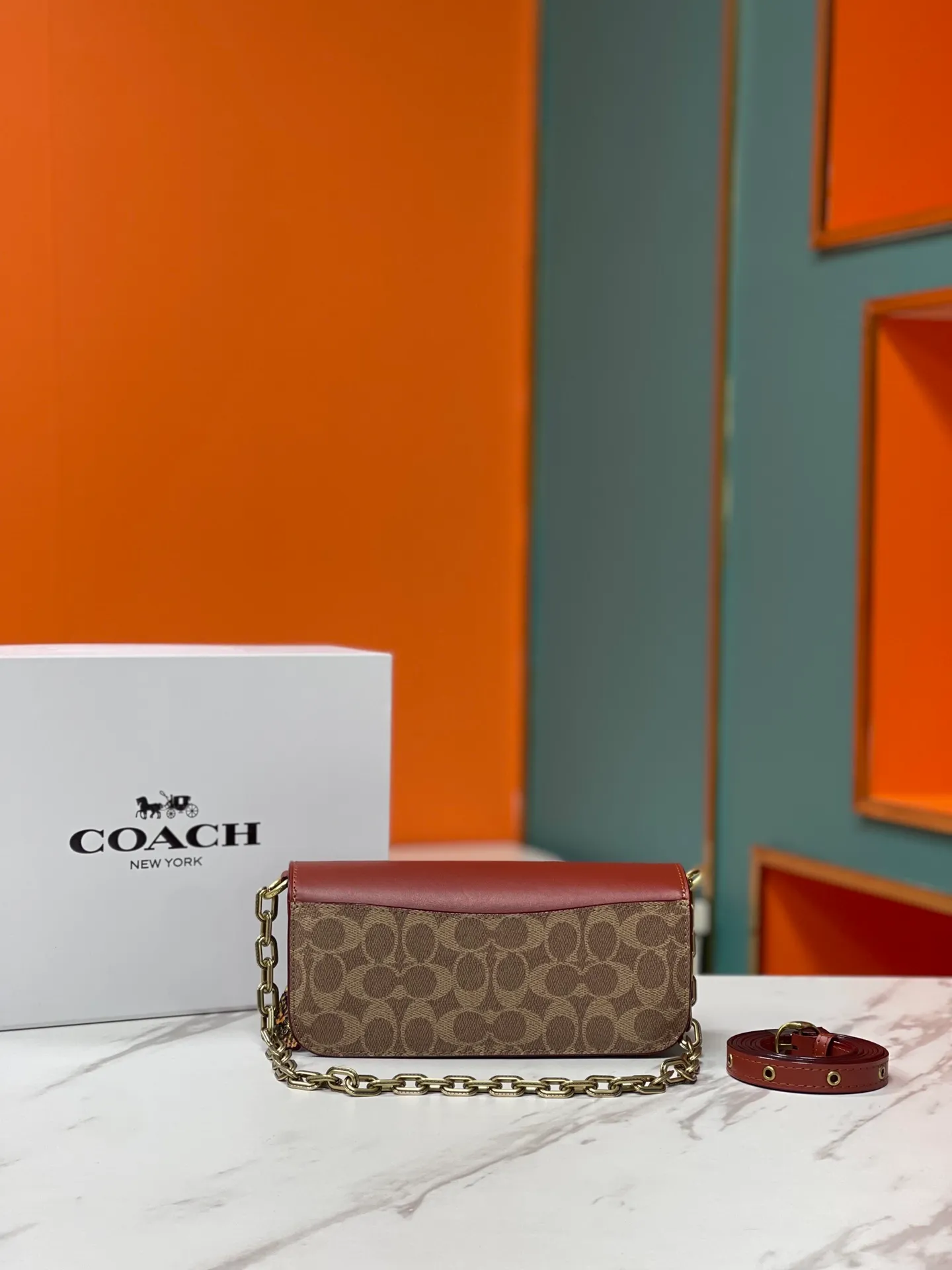 Batch 500💰💃Coach’s latest crossbody bag💐The shoulder strap design has a full score of 100. The leather detachable shoulder strap is also equipped with a retro old chain + leather shoulder strap. The big brand logoC is particularly obvious. The accordion-style side splicing snakeskin material is made of nappa sheepskin. The texture is very good! #coachNew #Chain Bag Model CP362. Size 24X10X7