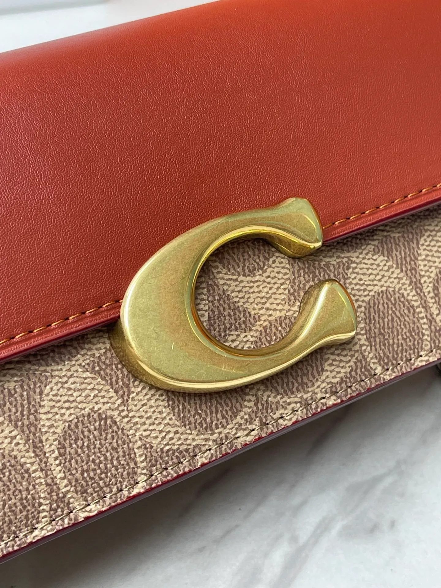 Batch 500💰💃Coach’s latest crossbody bag💐The shoulder strap design has a full score of 100. The leather detachable shoulder strap is also equipped with a retro old chain + leather shoulder strap. The big brand logoC is particularly obvious. The accordion-style side splicing snakeskin material is made of nappa sheepskin. The texture is very good! #coachNew #Chain Bag Model CP362. Size 24X10X7