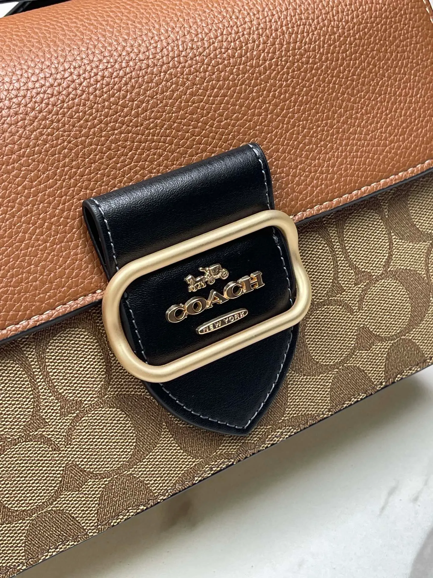 Top original order, batch 470💰coach/Coach's new model CM713 Morgan series is here. It is a must-have for gift giving. It is exquisite, compact and playful. It is wear-resistant and scratch-resistant. The built-in compartment can accommodate a variety of personal belongings. Girls don't have to worry about their belongings when going out. The shoulder strap can be adjusted diagonally or on one shoulder. Super practical. Size 25X16X7.5