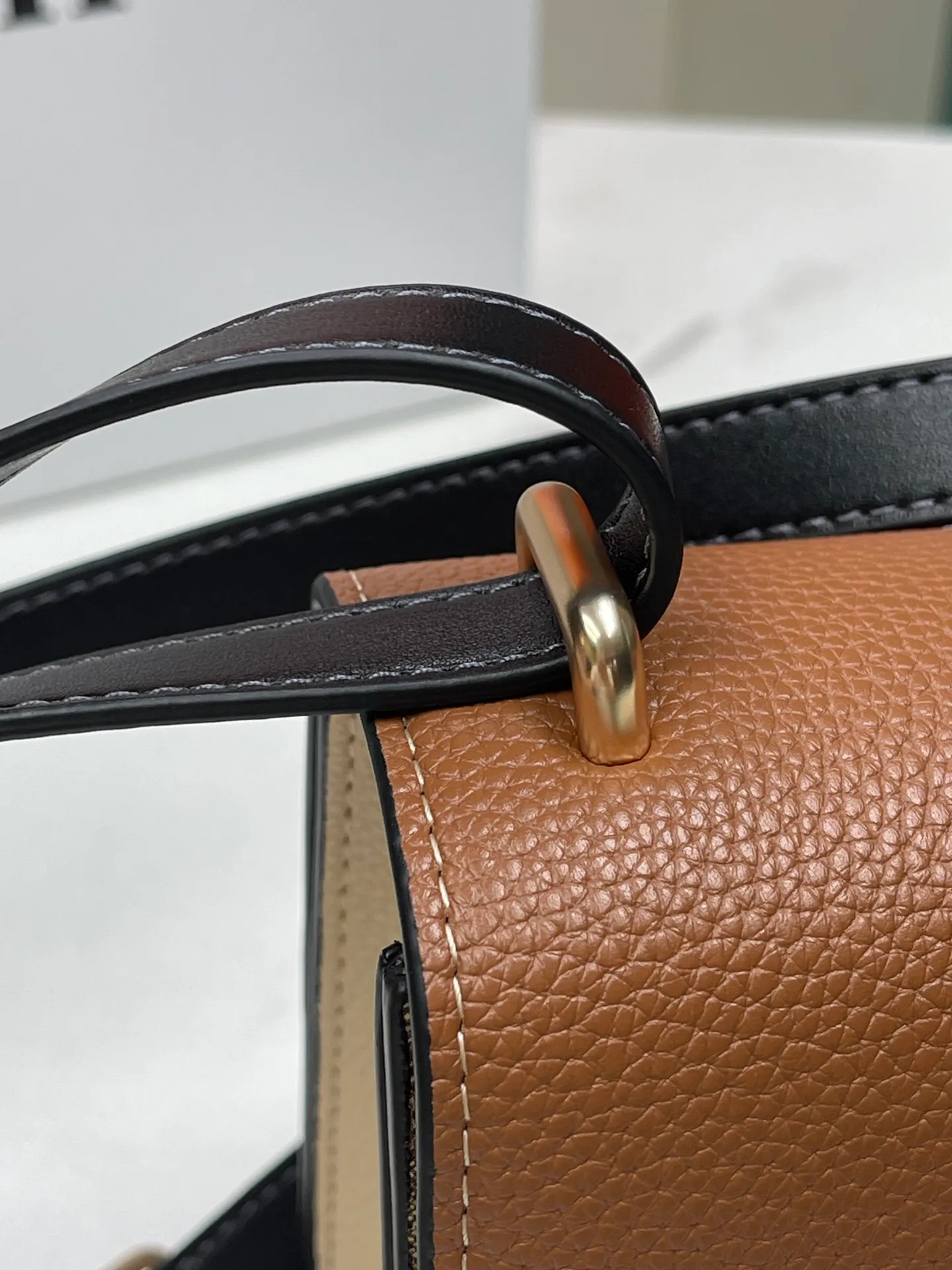 Top original order, batch 470💰coach/Coach's new model CM713 Morgan series is here. It is a must-have for gift giving. It is exquisite, compact and playful. It is wear-resistant and scratch-resistant. The built-in compartment can accommodate a variety of personal belongings. Girls don't have to worry about their belongings when going out. The shoulder strap can be adjusted diagonally or on one shoulder. Super practical. Size 25X16X7.5