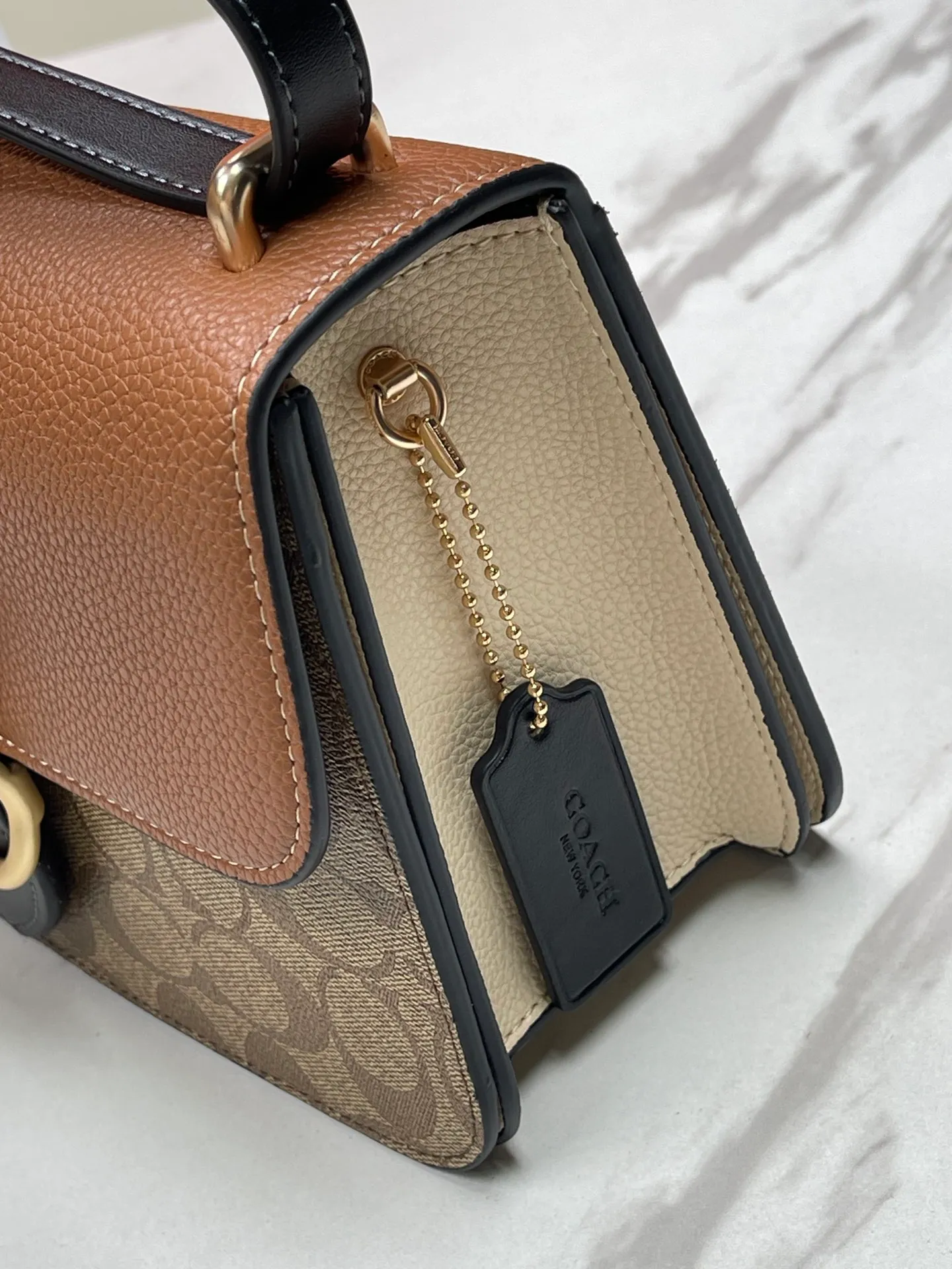 Top original order, batch 470💰coach/Coach's new model CM713 Morgan series is here. It is a must-have for gift giving. It is exquisite, compact and playful. It is wear-resistant and scratch-resistant. The built-in compartment can accommodate a variety of personal belongings. Girls don't have to worry about their belongings when going out. The shoulder strap can be adjusted diagonally or on one shoulder. Super practical. Size 25X16X7.5