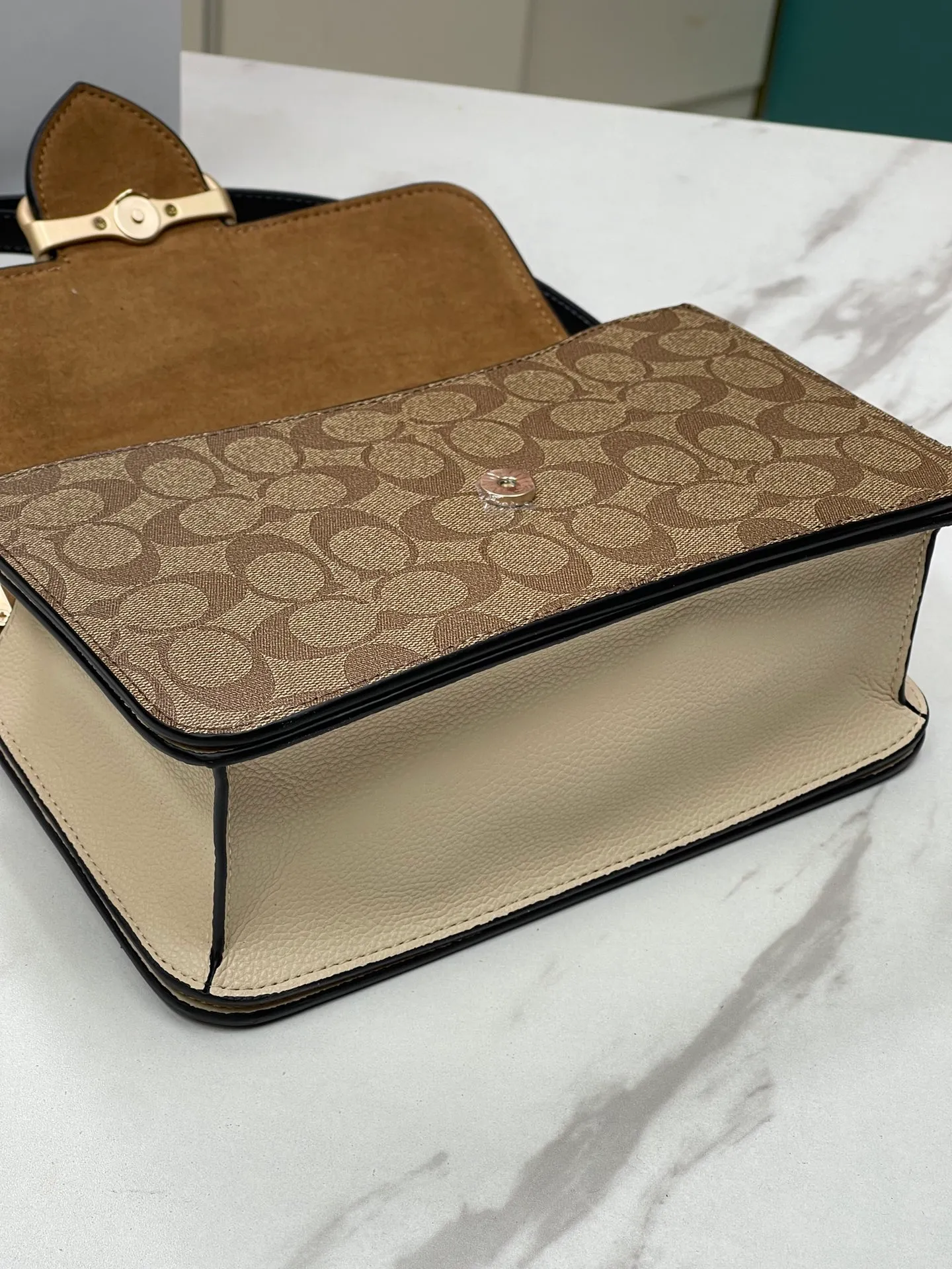 Top original order, batch 470💰coach/Coach's new model CM713 Morgan series is here. It is a must-have for gift giving. It is exquisite, compact and playful. It is wear-resistant and scratch-resistant. The built-in compartment can accommodate a variety of personal belongings. Girls don't have to worry about their belongings when going out. The shoulder strap can be adjusted diagonally or on one shoulder. Super practical. Size 25X16X7.5